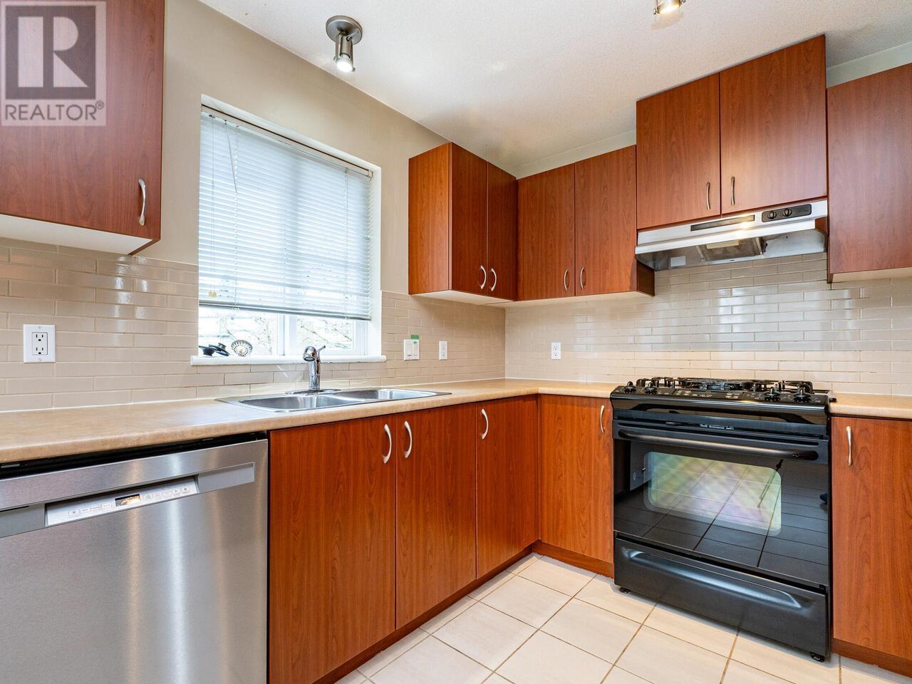 Listing Picture 11 of 21 : 412 9233 GOVERNMENT STREET, Burnaby / 本拿比 - 魯藝地產 Yvonne Lu Group - MLS Medallion Club Member