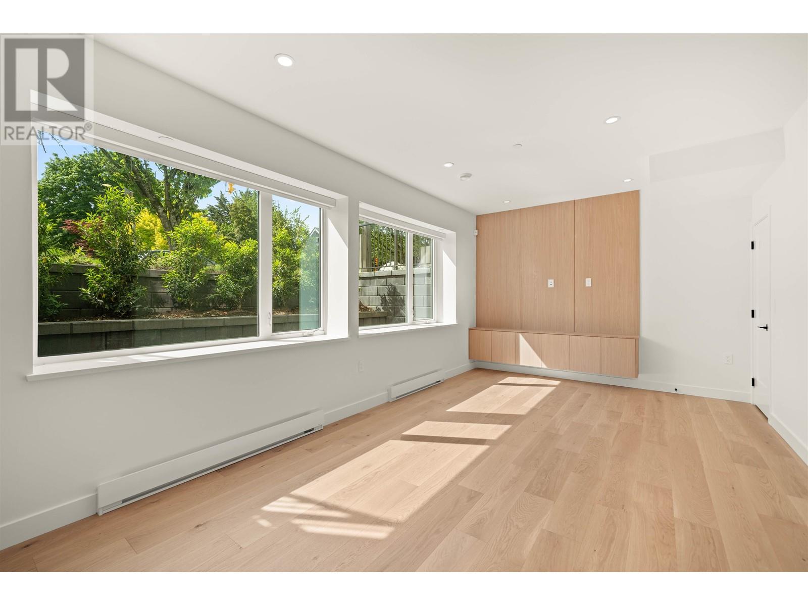 Listing Picture 2 of 11 : 2408 VICTORIA DRIVE, Vancouver / 溫哥華 - 魯藝地產 Yvonne Lu Group - MLS Medallion Club Member