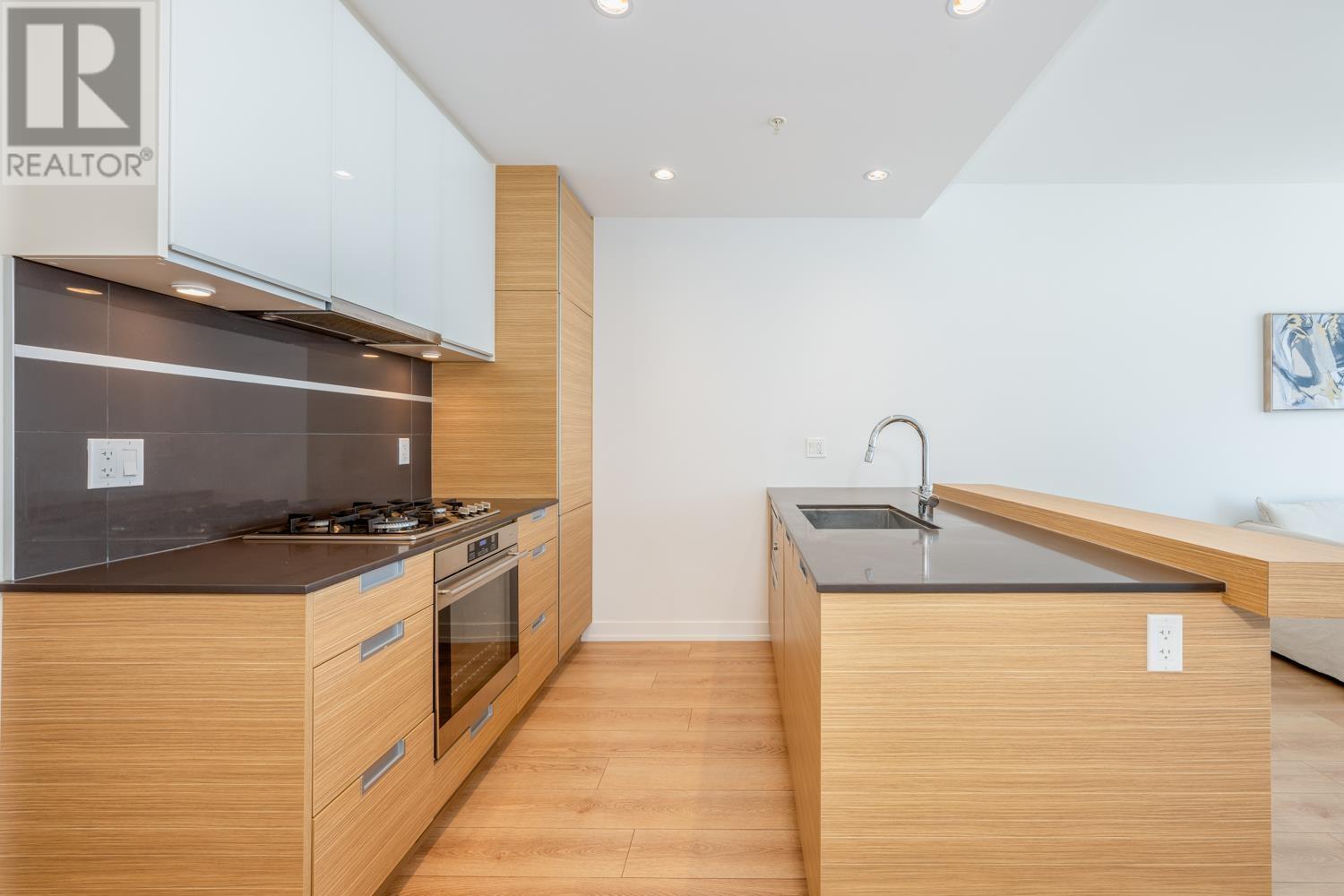 Listing Picture 3 of 26 : 910 4688 KINGSWAY, Burnaby / 本拿比 - 魯藝地產 Yvonne Lu Group - MLS Medallion Club Member