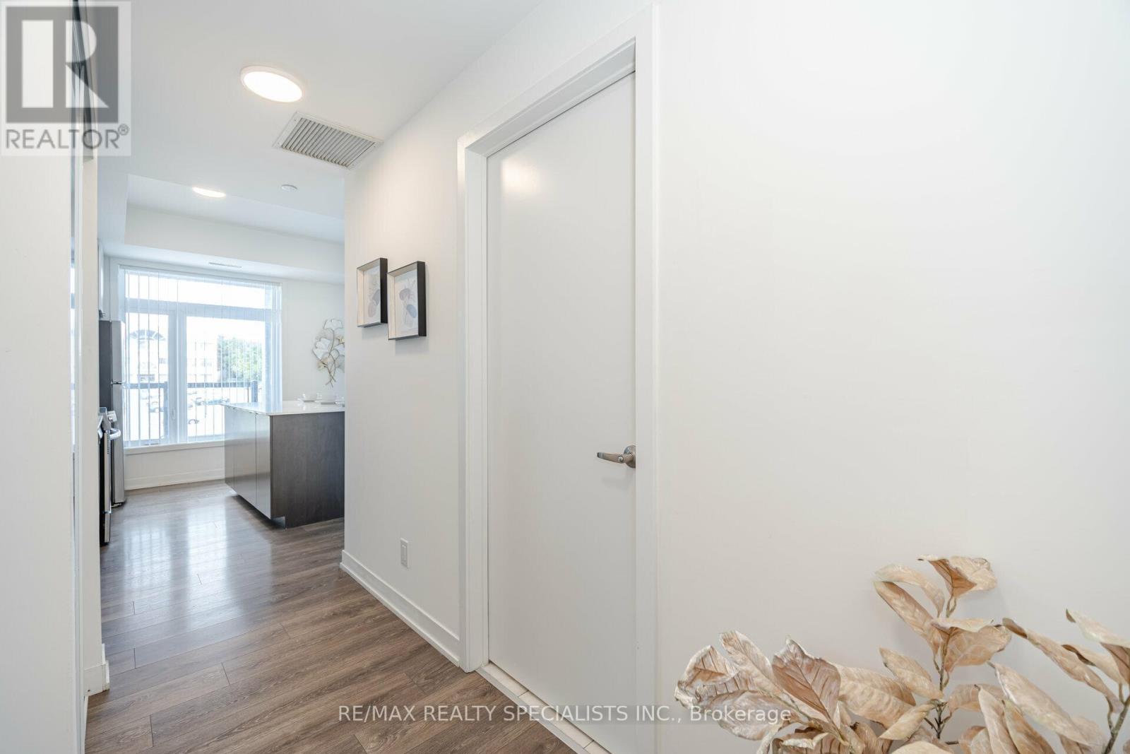 409 - 160 Canon Jackson Drive, Toronto, Ontario  M6M 0B6 - Photo 6 - W11228227