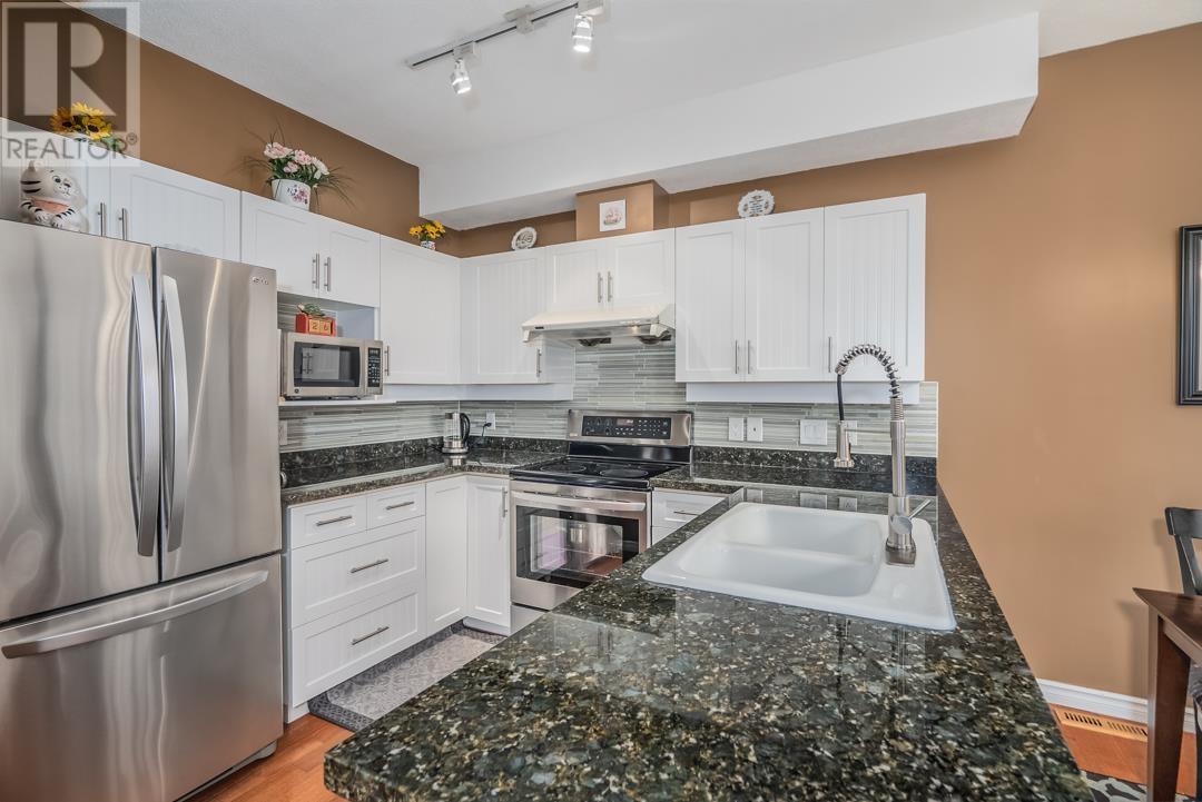 Listing Picture 11 of 32 : 11 7500 CUMBERLAND STREET, Burnaby / 本拿比 - 魯藝地產 Yvonne Lu Group - MLS Medallion Club Member