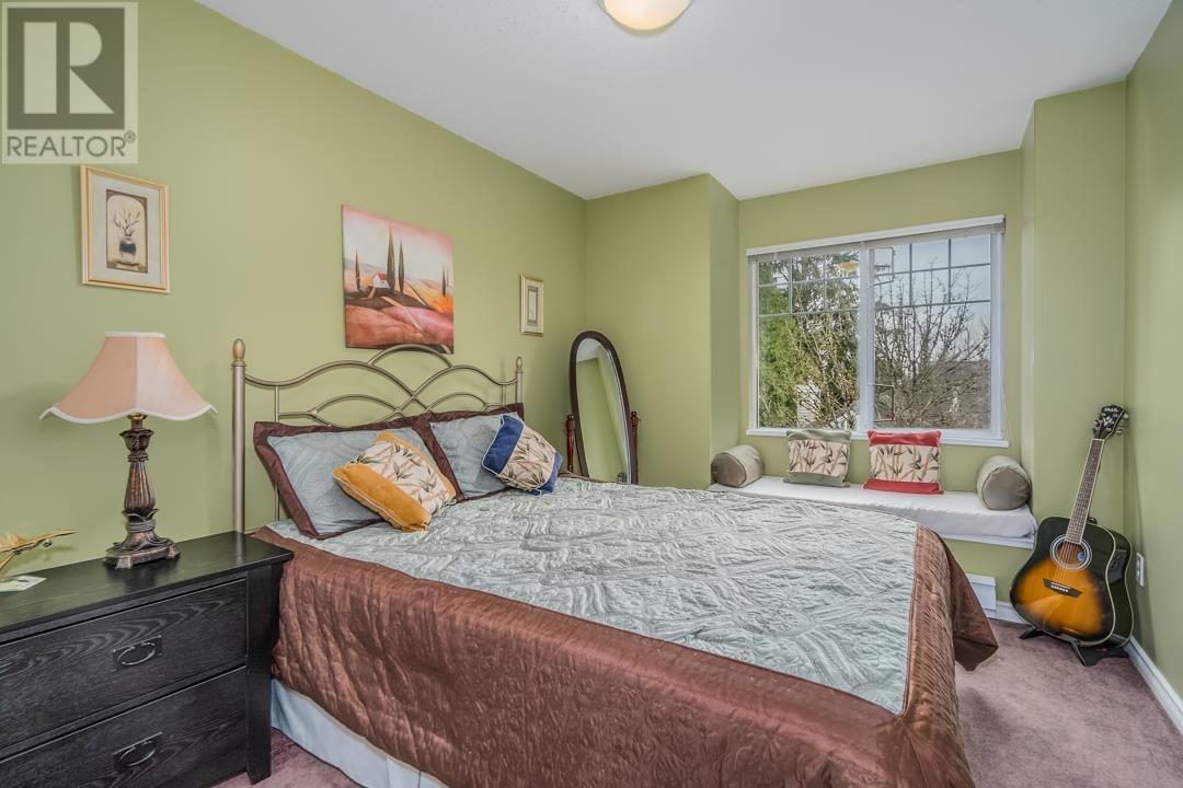 Listing Picture 19 of 32 : 11 7500 CUMBERLAND STREET, Burnaby / 本拿比 - 魯藝地產 Yvonne Lu Group - MLS Medallion Club Member