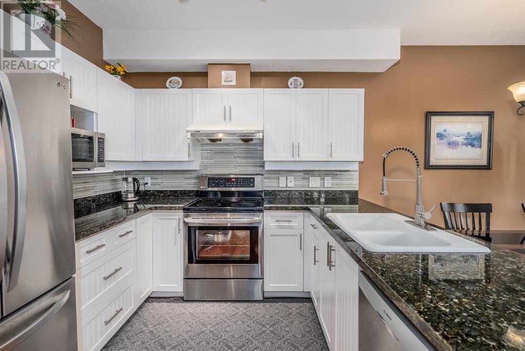 Listing Picture 10 of 32 : 11 7500 CUMBERLAND STREET, Burnaby / 本拿比 - 魯藝地產 Yvonne Lu Group - MLS Medallion Club Member