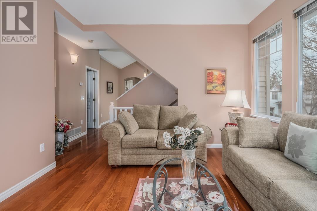 Listing Picture 6 of 32 : 11 7500 CUMBERLAND STREET, Burnaby / 本拿比 - 魯藝地產 Yvonne Lu Group - MLS Medallion Club Member