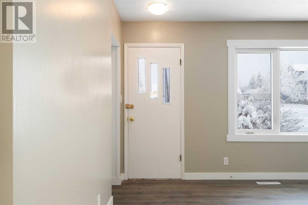 221 Frederick Avenue W, Standard, Alberta  T0J 3G0 - Photo 2 - A2181263