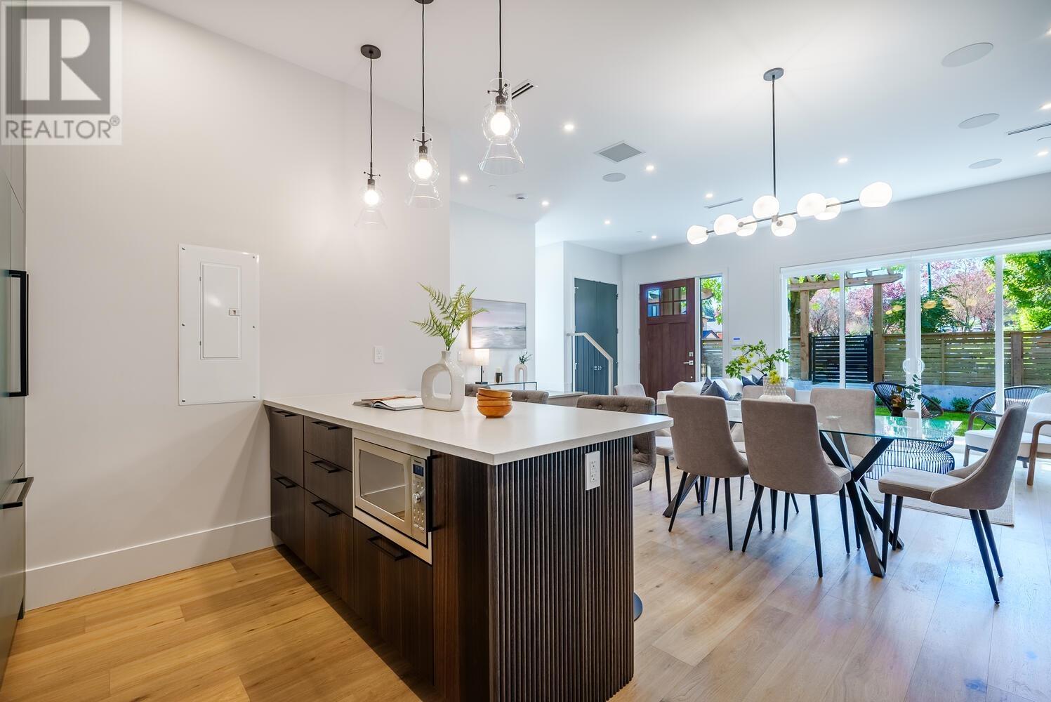 Listing Picture 10 of 21 : 743 E 39TH AVENUE, Vancouver / 溫哥華 - 魯藝地產 Yvonne Lu Group - MLS Medallion Club Member