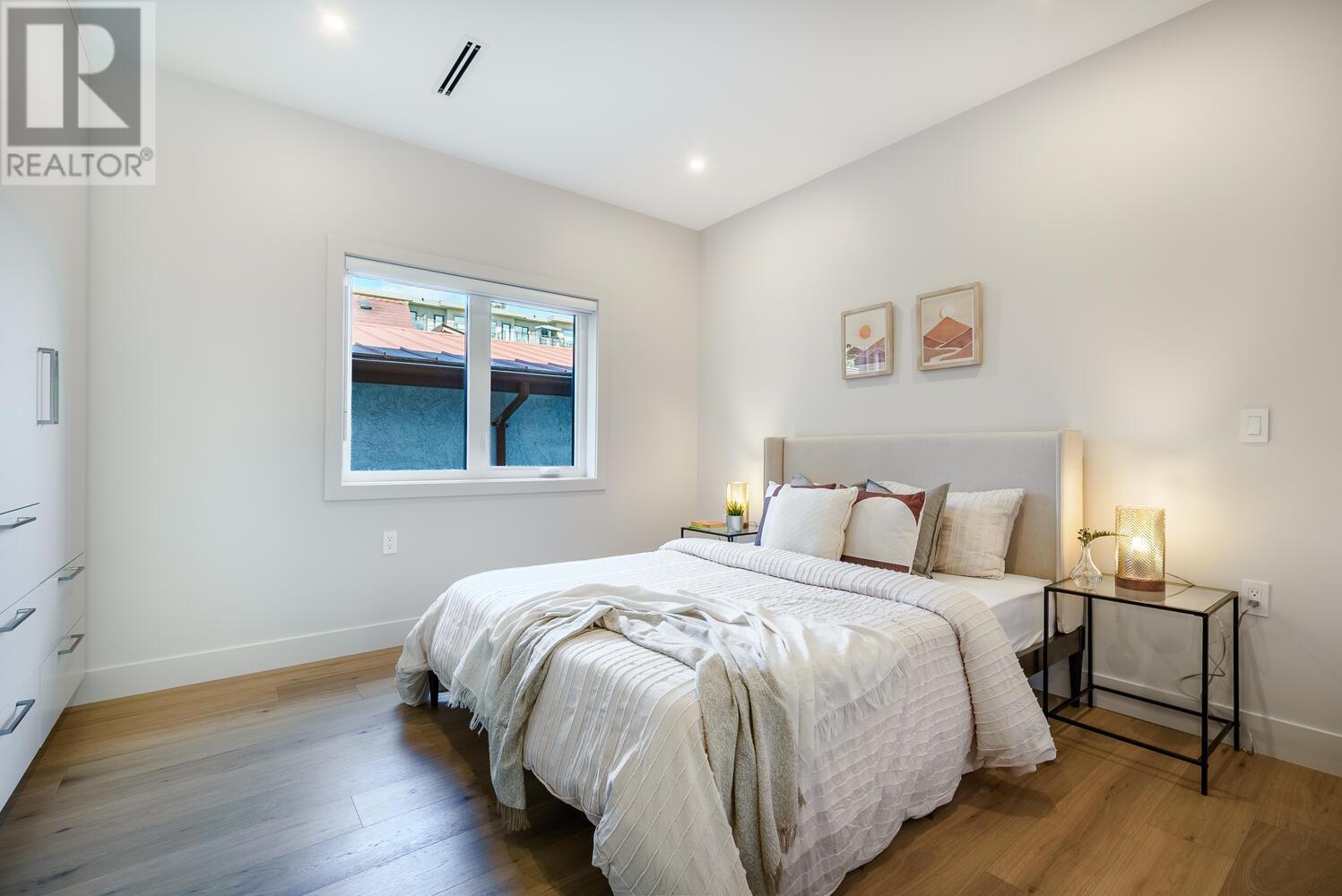 Listing Picture 12 of 21 : 743 E 39TH AVENUE, Vancouver / 溫哥華 - 魯藝地產 Yvonne Lu Group - MLS Medallion Club Member