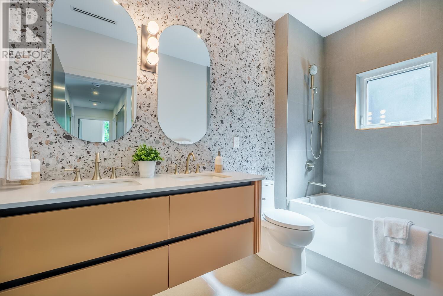 Listing Picture 15 of 21 : 743 E 39TH AVENUE, Vancouver / 溫哥華 - 魯藝地產 Yvonne Lu Group - MLS Medallion Club Member