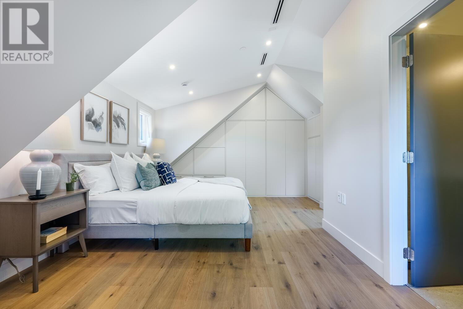 Listing Picture 18 of 21 : 743 E 39TH AVENUE, Vancouver / 溫哥華 - 魯藝地產 Yvonne Lu Group - MLS Medallion Club Member