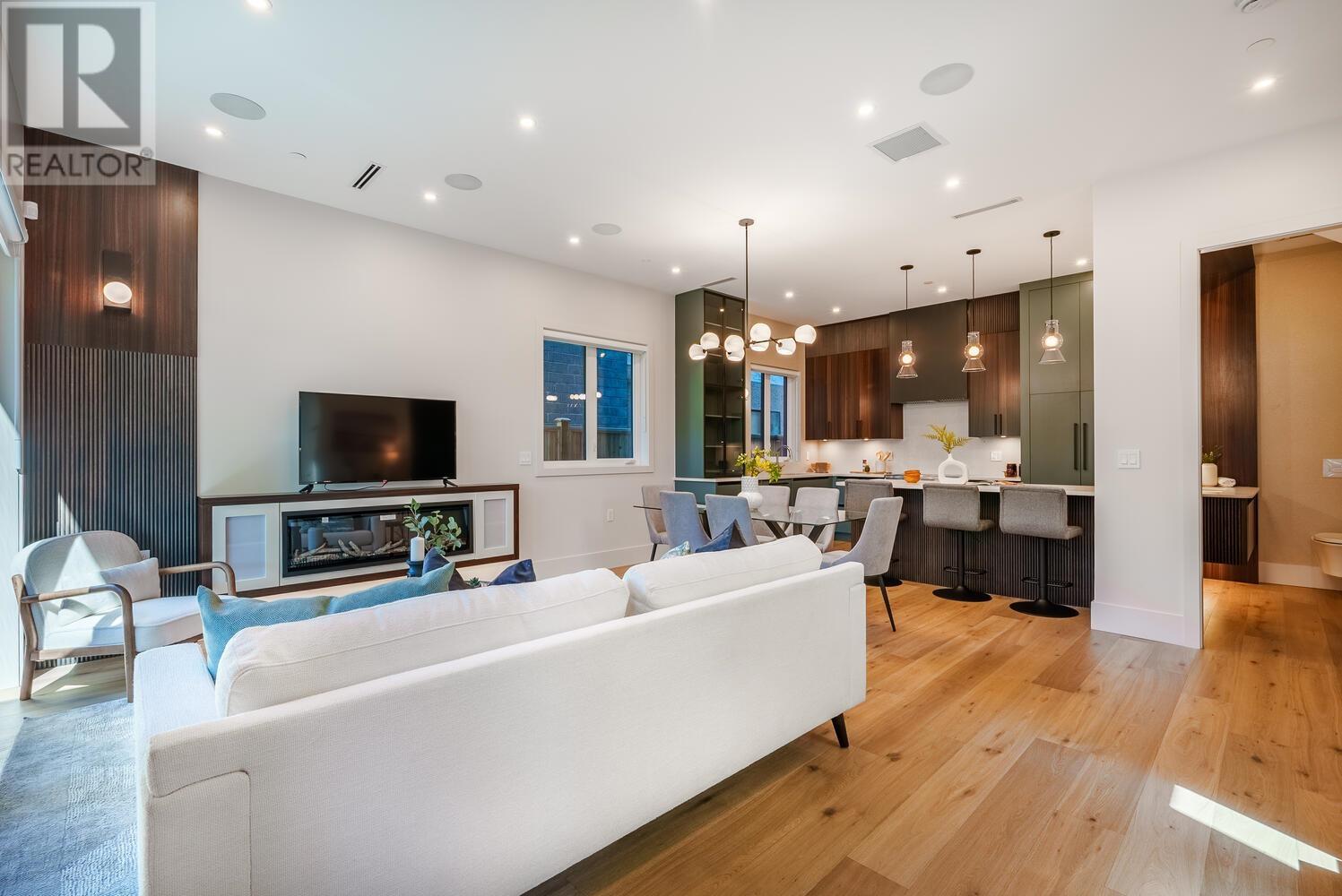 Listing Picture 3 of 21 : 743 E 39TH AVENUE, Vancouver / 溫哥華 - 魯藝地產 Yvonne Lu Group - MLS Medallion Club Member