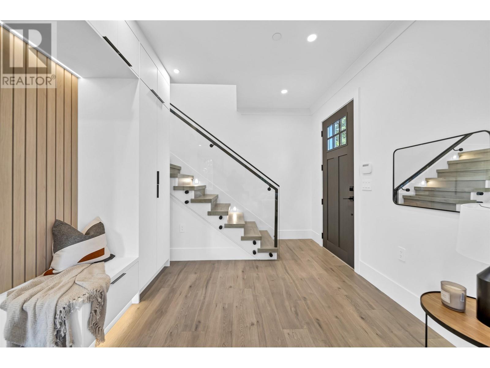 Listing Picture 2 of 33 : 2692 E 53RD AVENUE, Vancouver / 溫哥華 - 魯藝地產 Yvonne Lu Group - MLS Medallion Club Member