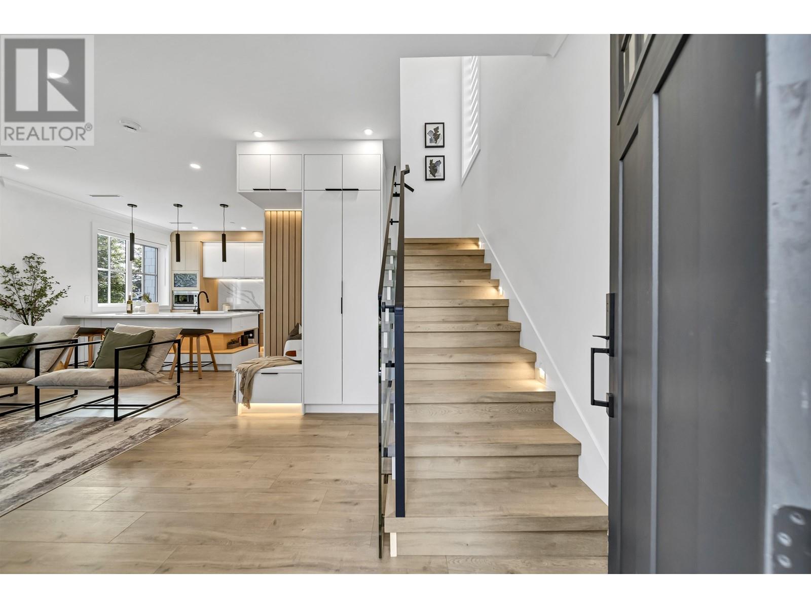 Listing Picture 3 of 33 : 2692 E 53RD AVENUE, Vancouver / 溫哥華 - 魯藝地產 Yvonne Lu Group - MLS Medallion Club Member