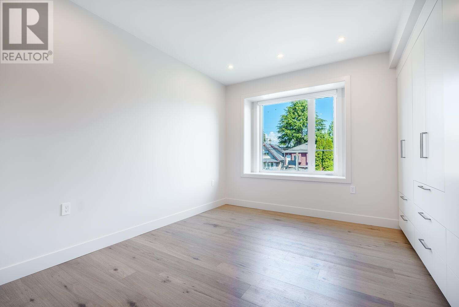 Listing Picture 10 of 21 : 745 E 39TH AVENUE, Vancouver / 溫哥華 - 魯藝地產 Yvonne Lu Group - MLS Medallion Club Member