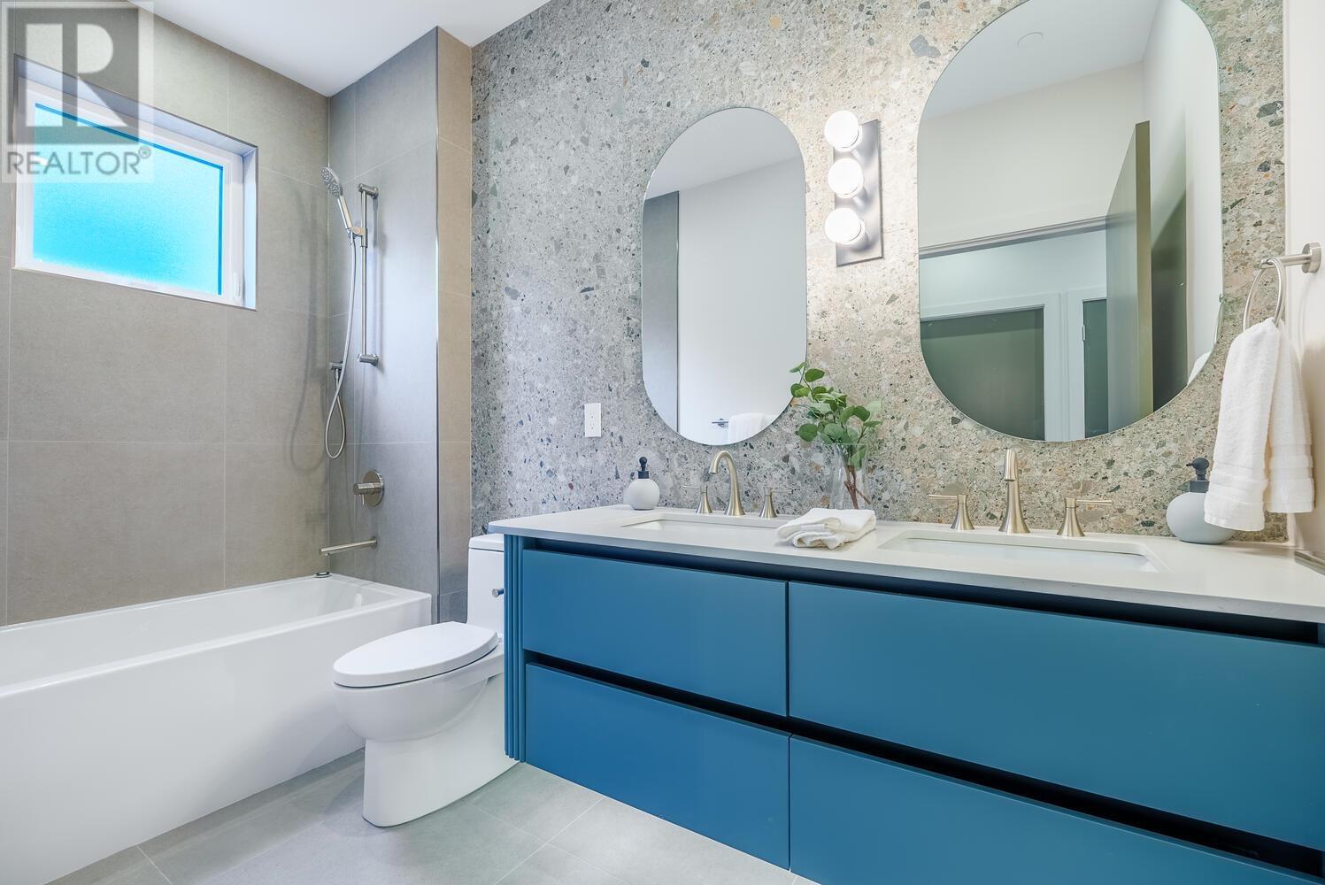 Listing Picture 12 of 21 : 745 E 39TH AVENUE, Vancouver / 溫哥華 - 魯藝地產 Yvonne Lu Group - MLS Medallion Club Member