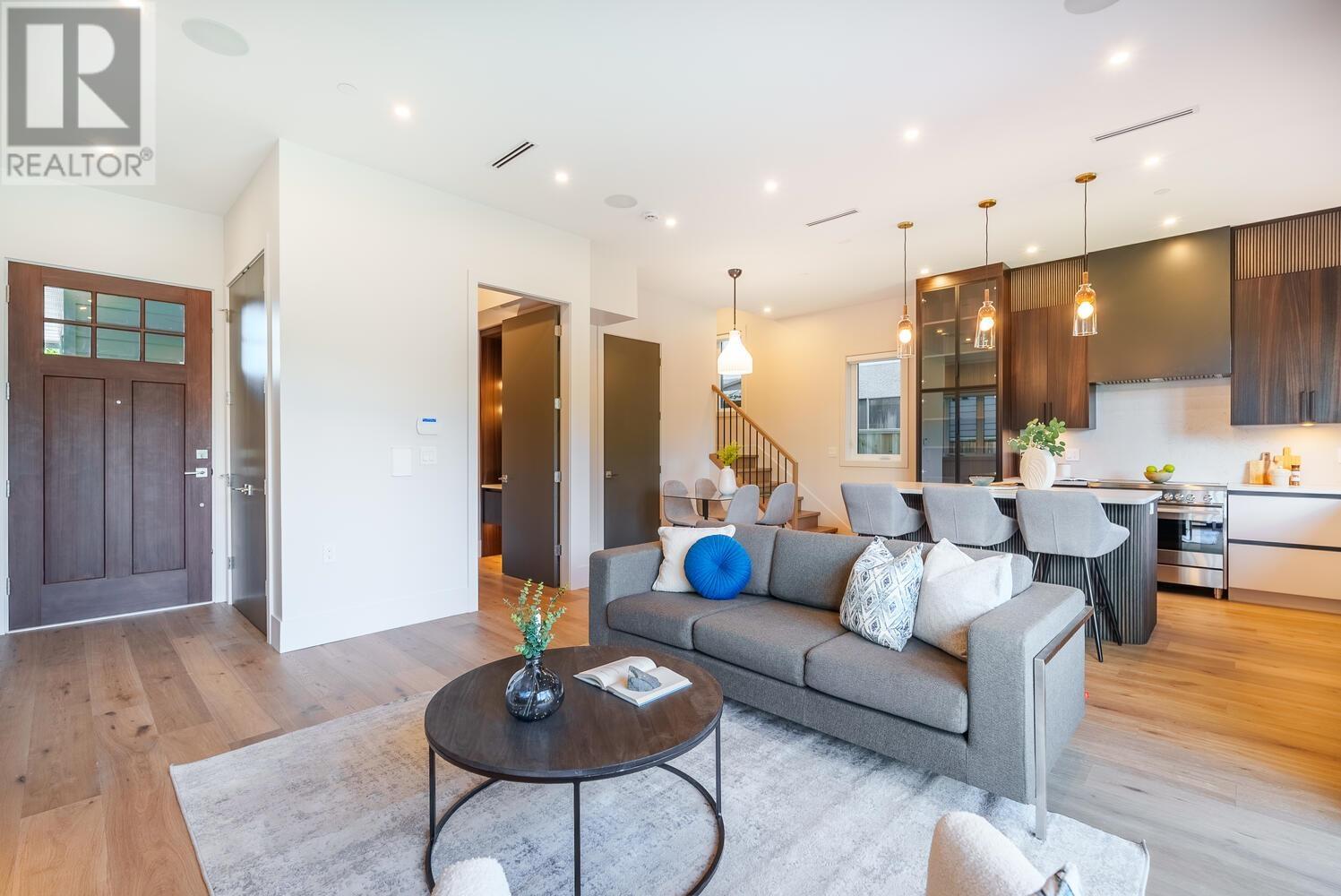 Listing Picture 2 of 21 : 745 E 39TH AVENUE, Vancouver / 溫哥華 - 魯藝地產 Yvonne Lu Group - MLS Medallion Club Member