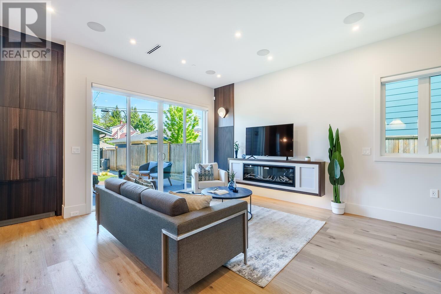 Listing Picture 3 of 21 : 745 E 39TH AVENUE, Vancouver / 溫哥華 - 魯藝地產 Yvonne Lu Group - MLS Medallion Club Member