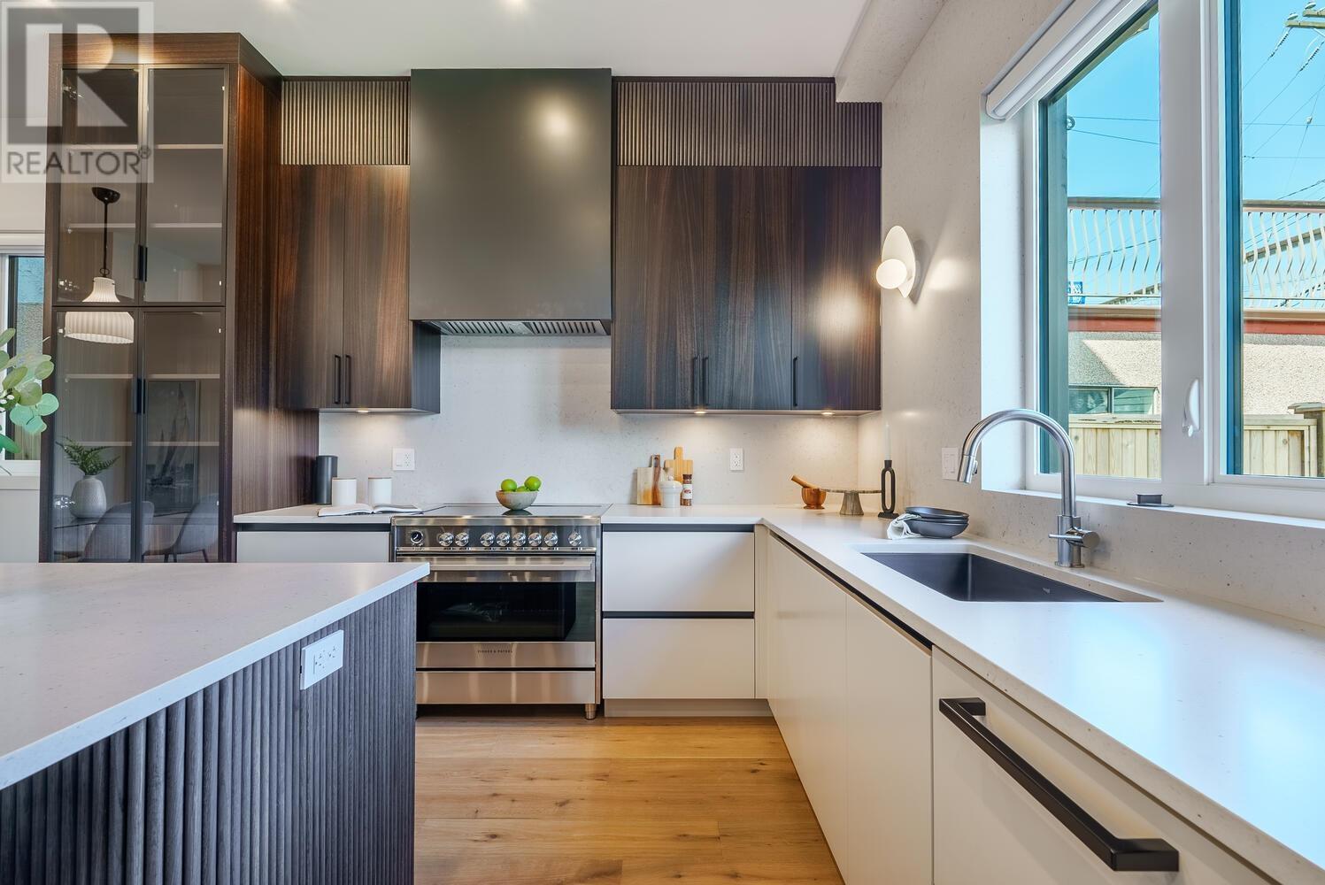 Listing Picture 5 of 21 : 745 E 39TH AVENUE, Vancouver / 溫哥華 - 魯藝地產 Yvonne Lu Group - MLS Medallion Club Member