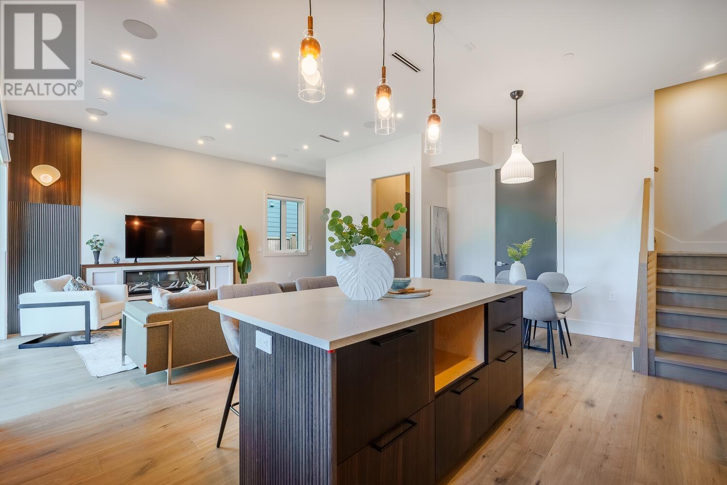 Listing Picture 6 of 21 : 745 E 39TH AVENUE, Vancouver / 溫哥華 - 魯藝地產 Yvonne Lu Group - MLS Medallion Club Member