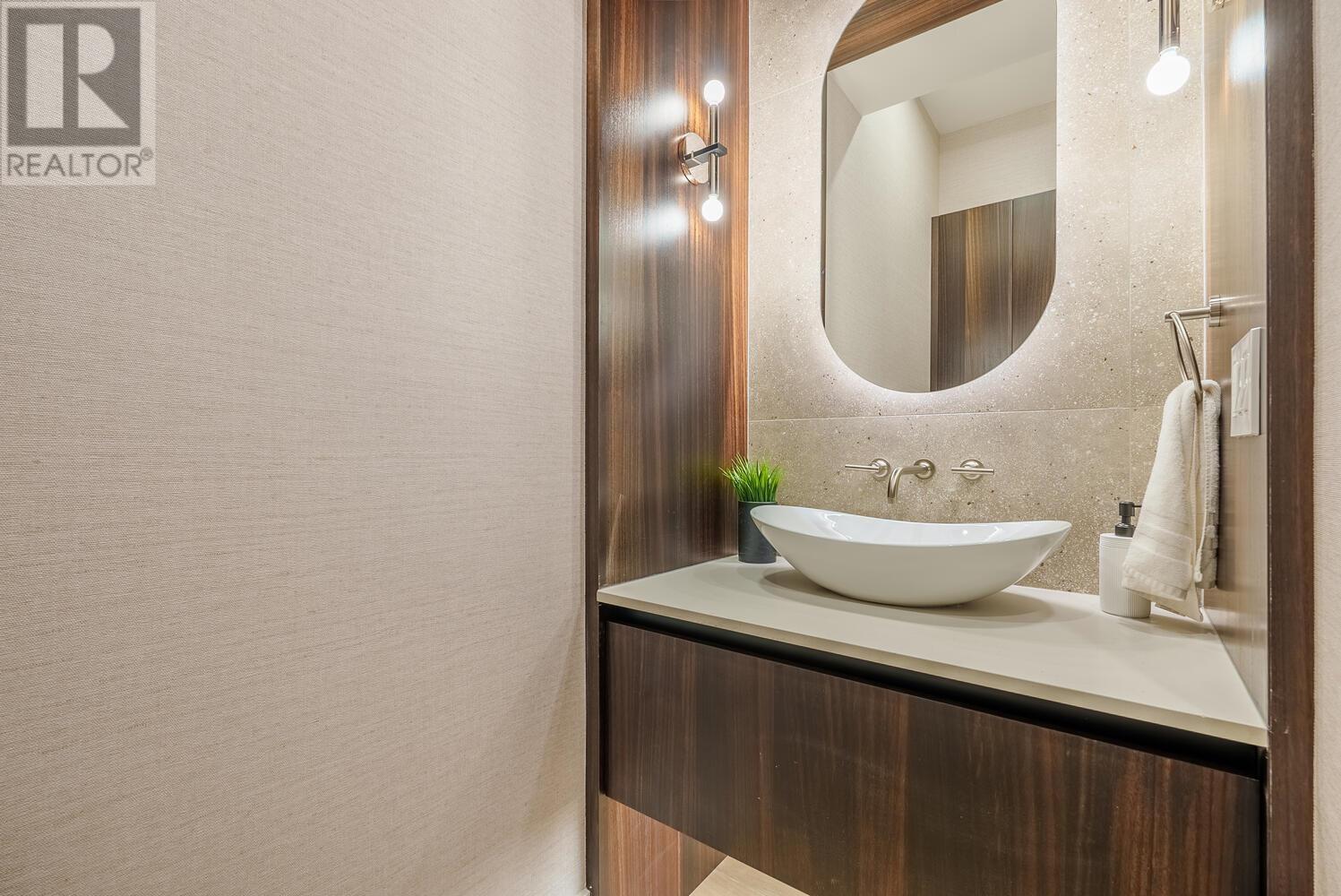 Listing Picture 8 of 21 : 745 E 39TH AVENUE, Vancouver / 溫哥華 - 魯藝地產 Yvonne Lu Group - MLS Medallion Club Member