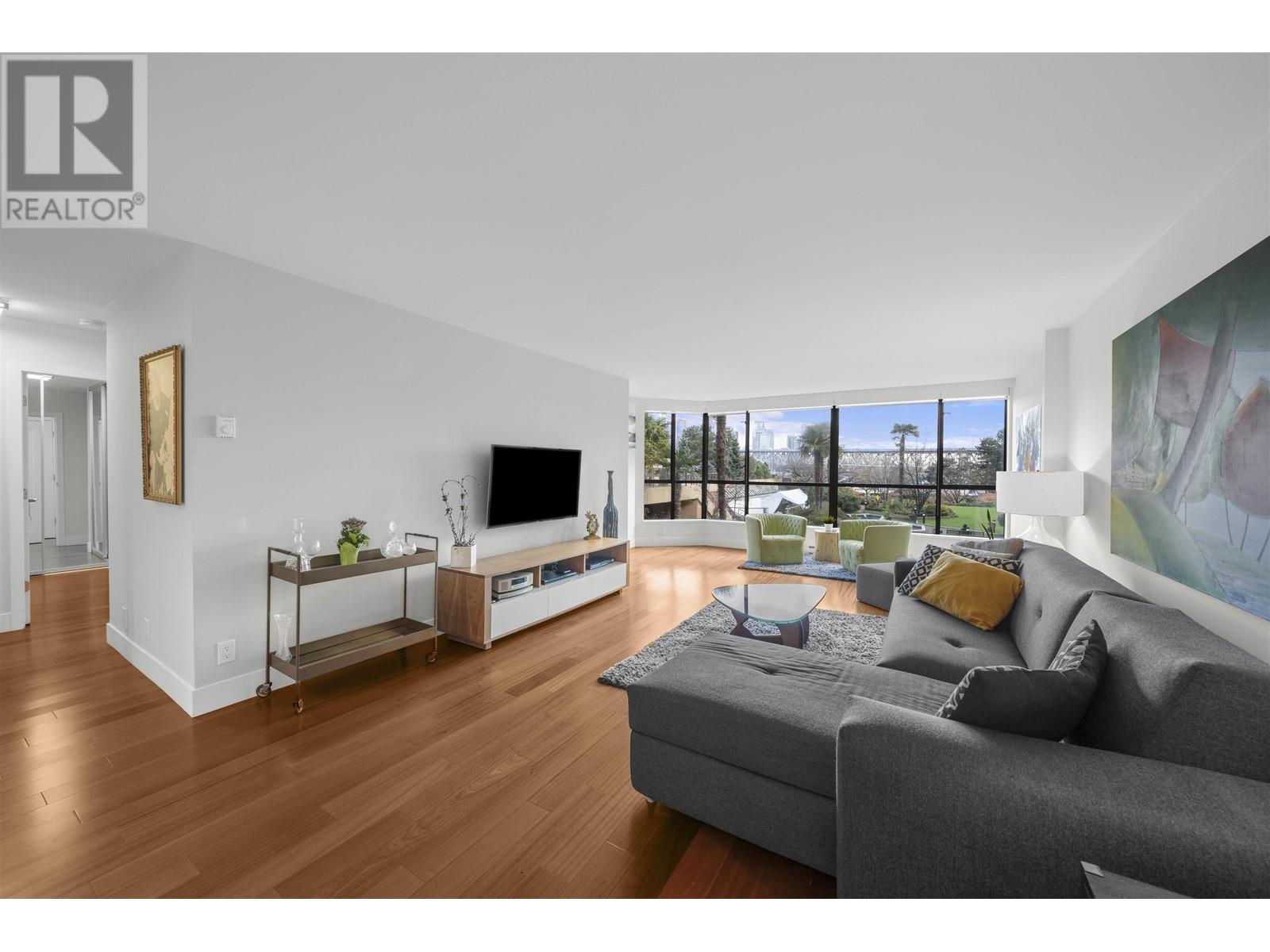 Listing Picture 8 of 31 : 104 1470 PENNYFARTHING DRIVE, Vancouver / 溫哥華 - 魯藝地產 Yvonne Lu Group - MLS Medallion Club Member