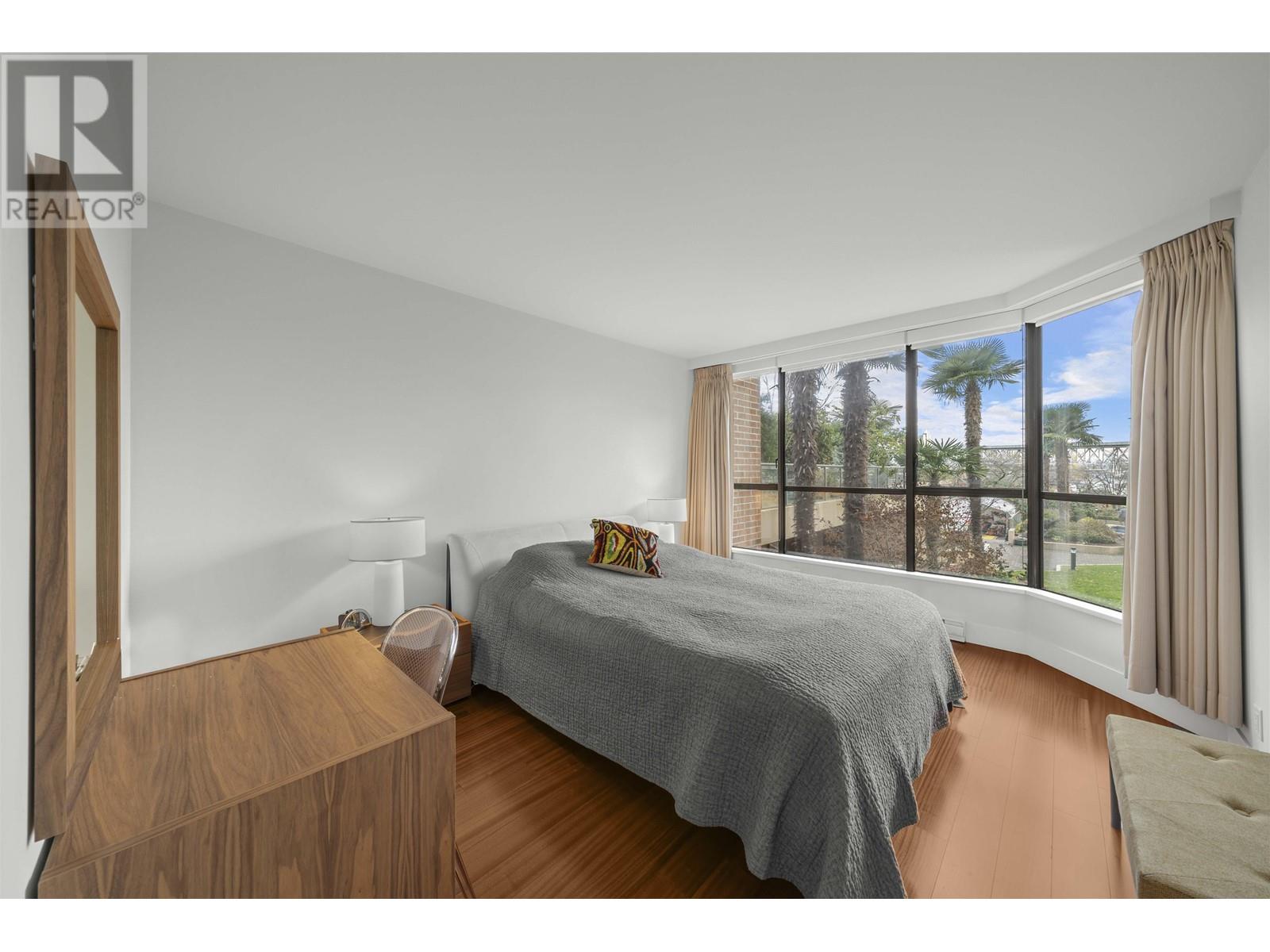 Listing Picture 12 of 31 : 104 1470 PENNYFARTHING DRIVE, Vancouver / 溫哥華 - 魯藝地產 Yvonne Lu Group - MLS Medallion Club Member