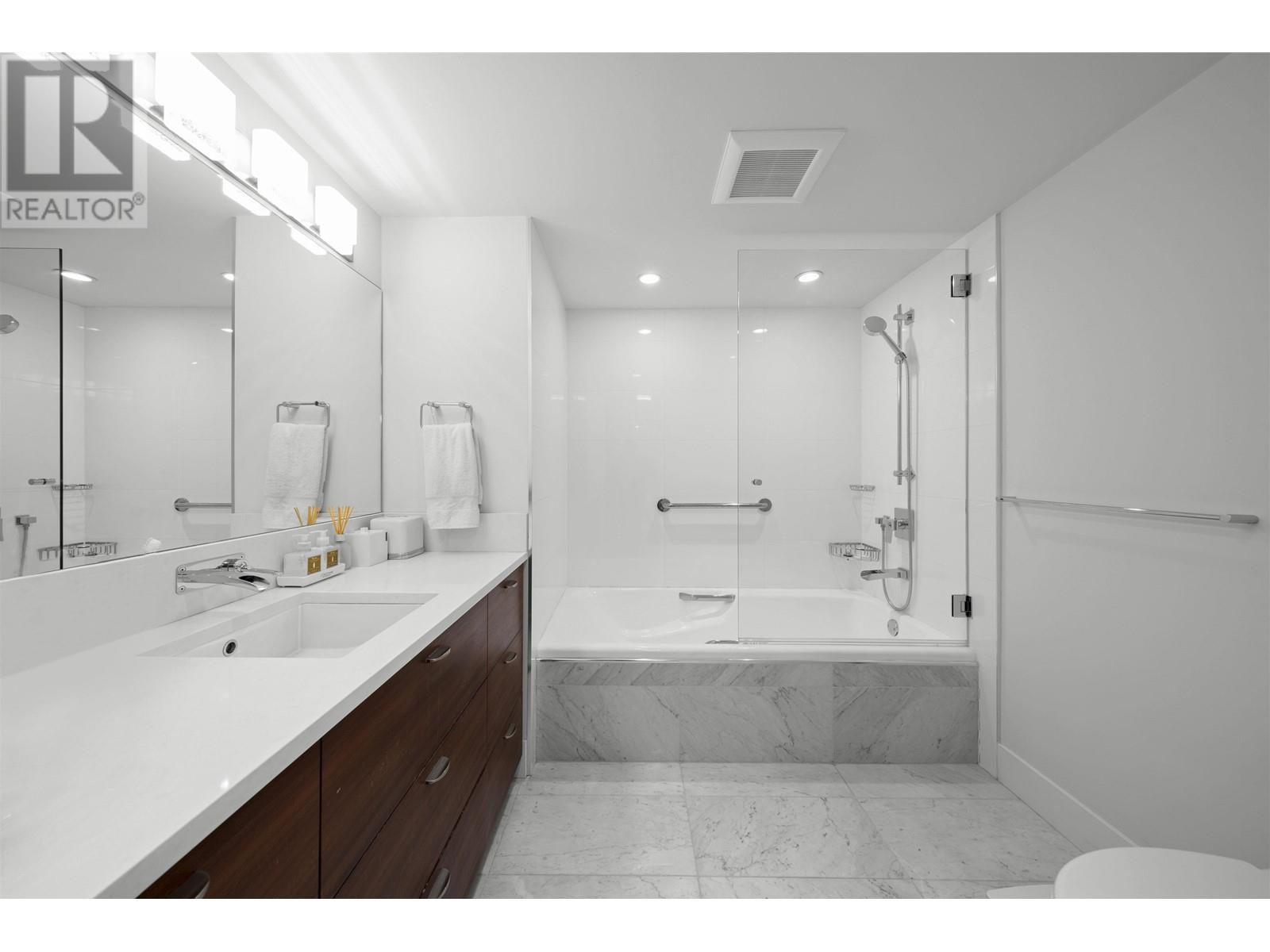 Listing Picture 20 of 31 : 104 1470 PENNYFARTHING DRIVE, Vancouver / 溫哥華 - 魯藝地產 Yvonne Lu Group - MLS Medallion Club Member