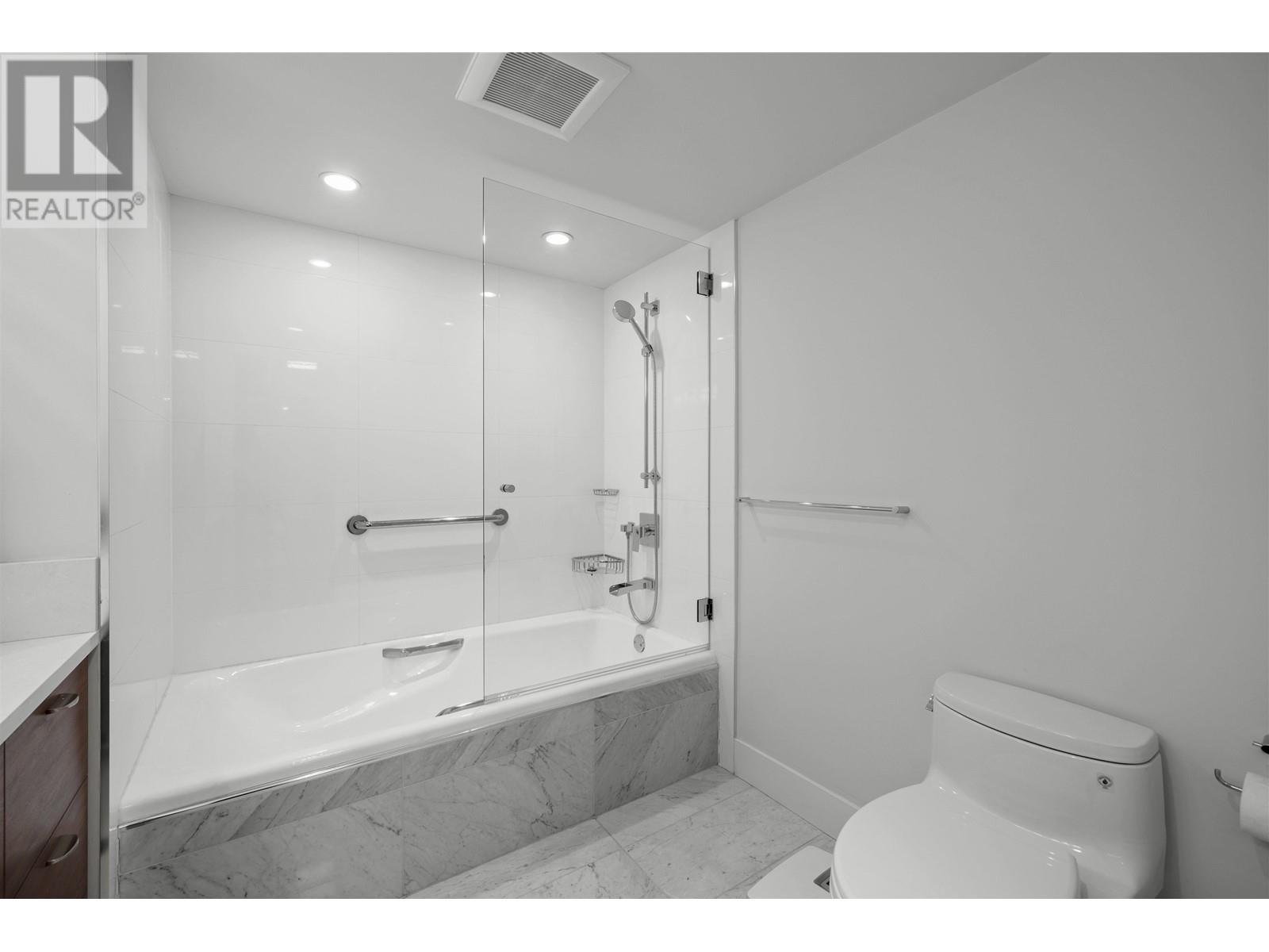 Listing Picture 21 of 31 : 104 1470 PENNYFARTHING DRIVE, Vancouver / 溫哥華 - 魯藝地產 Yvonne Lu Group - MLS Medallion Club Member