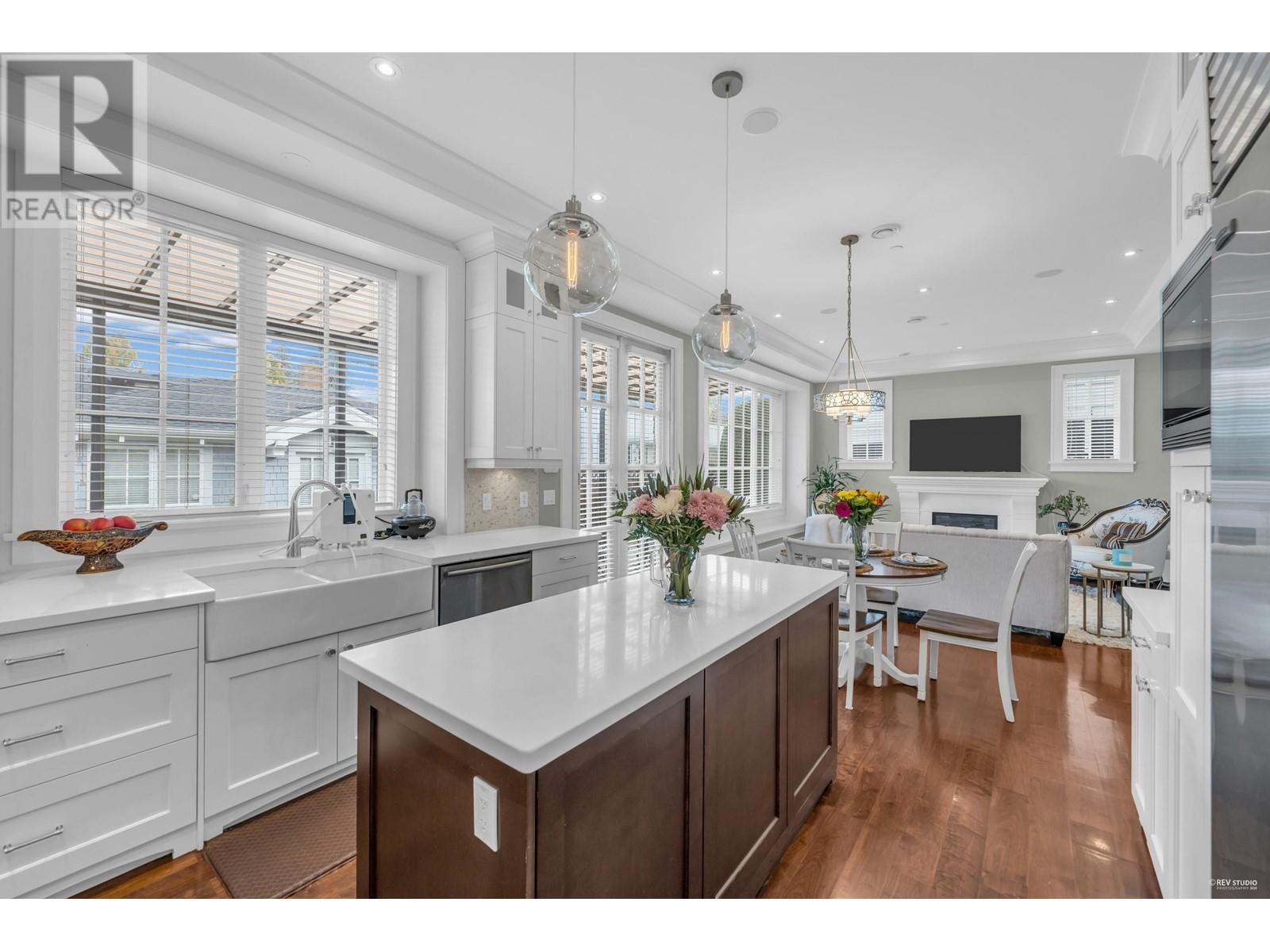 Listing Picture 21 of 38 : 2721 W 24TH AVENUE, Vancouver / 溫哥華 - 魯藝地產 Yvonne Lu Group - MLS Medallion Club Member