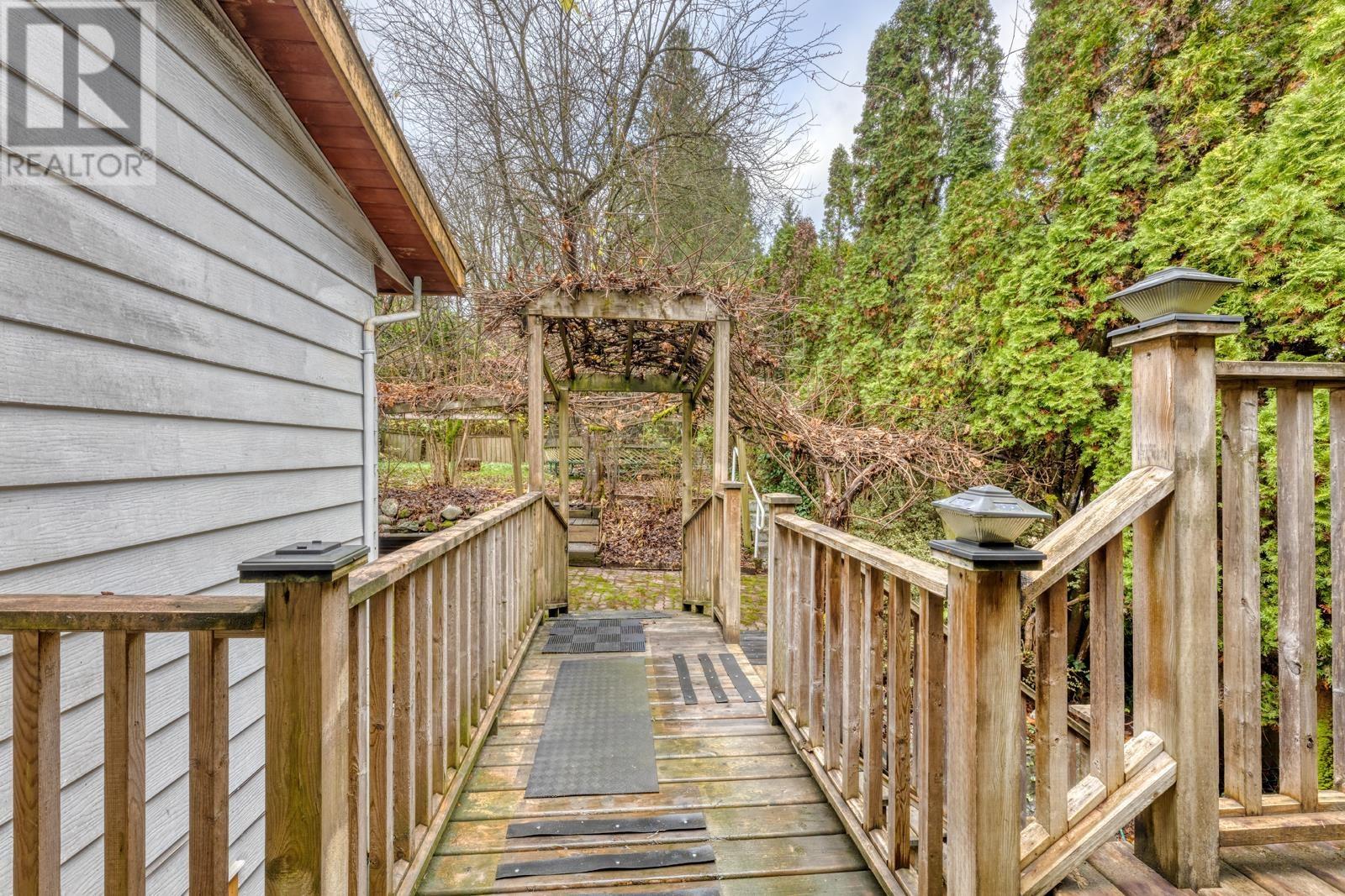 1026 Saddle Street, Coquitlam, British Columbia  V3C 3W3 - Photo 34 - R2947303