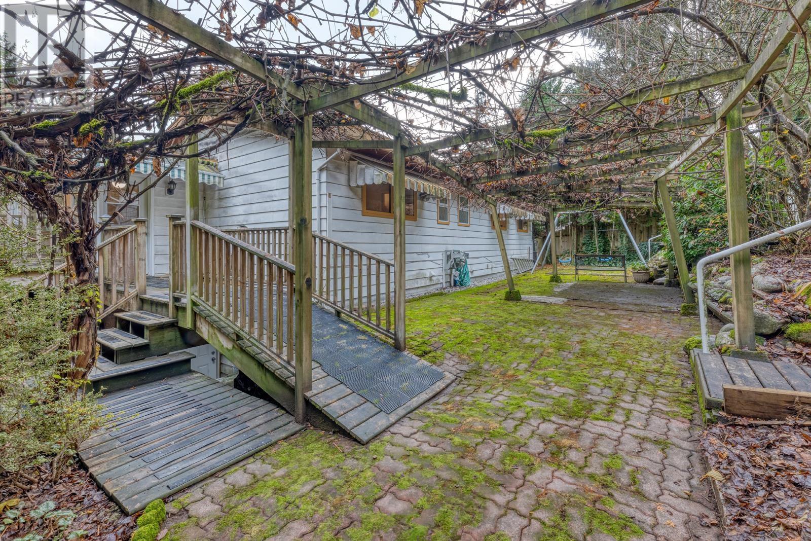 1026 Saddle Street, Coquitlam, British Columbia  V3C 3W3 - Photo 36 - R2947303