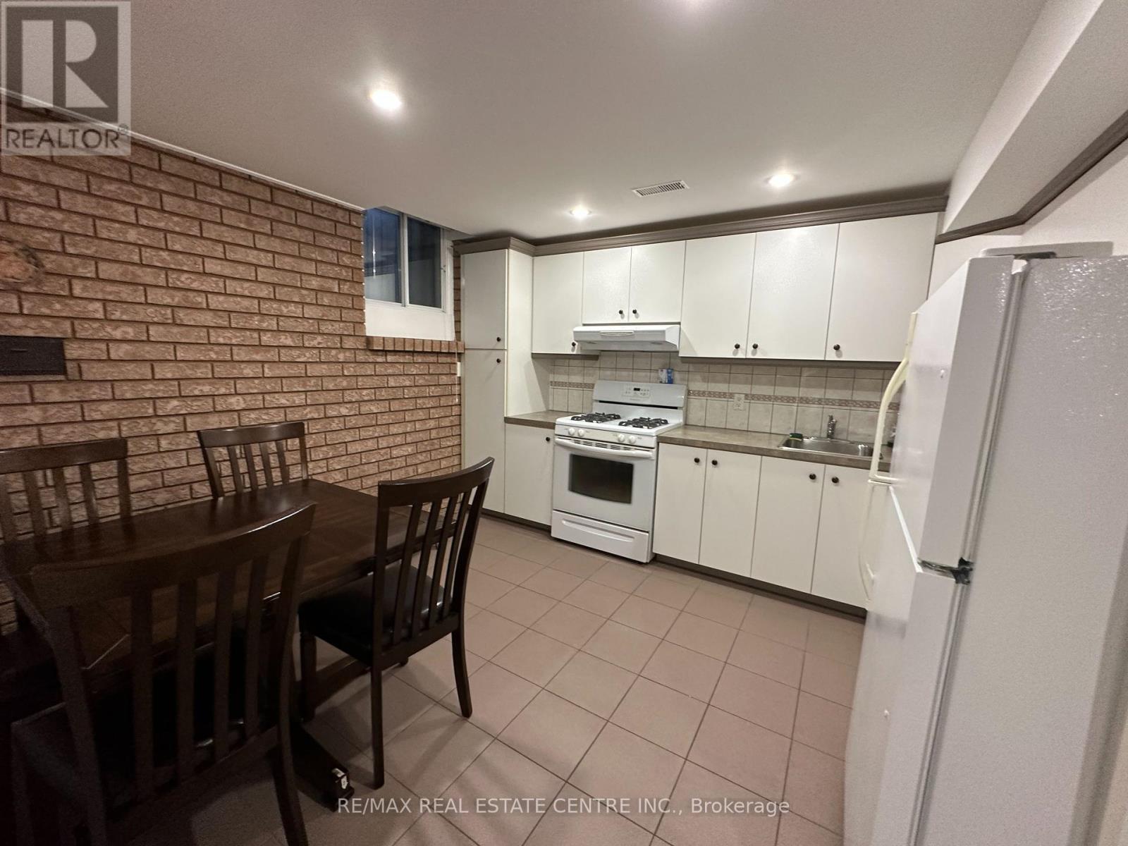 654 Arbor (Basement) RoadMississauga (Mineola), Ontario  L5G 2J9 - Photo 9 - W11432075