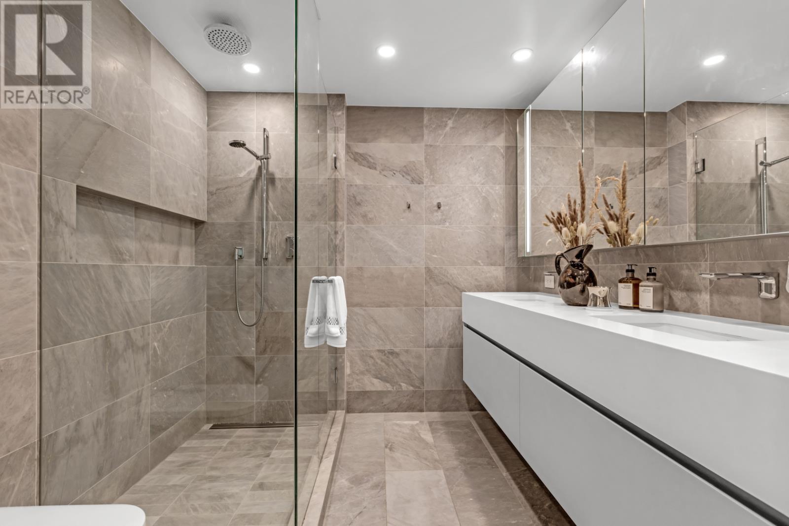 Listing Picture 22 of 35 : 1402 889 PACIFIC STREET, Vancouver / 溫哥華 - 魯藝地產 Yvonne Lu Group - MLS Medallion Club Member