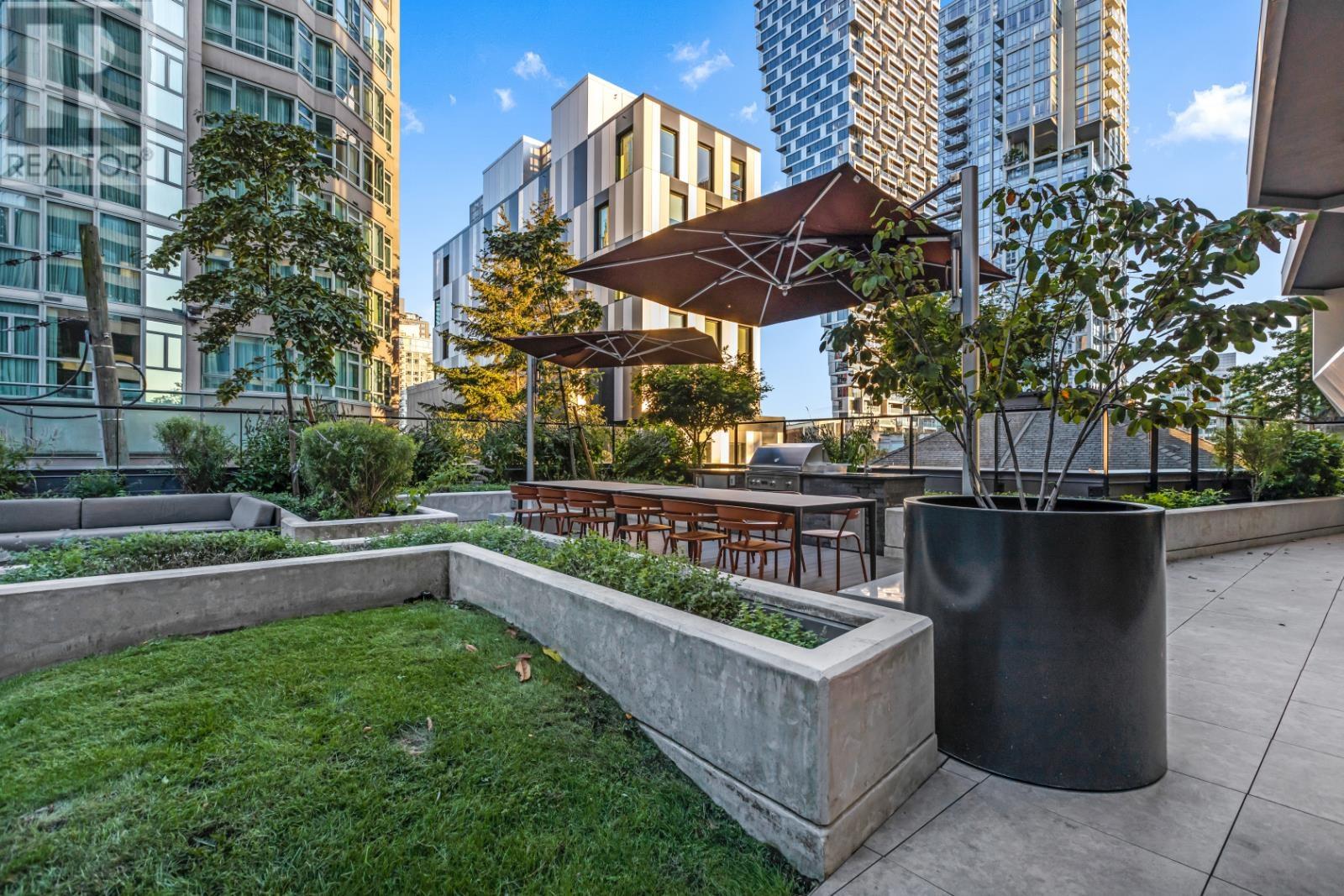 Listing Picture 32 of 35 : 1402 889 PACIFIC STREET, Vancouver / 溫哥華 - 魯藝地產 Yvonne Lu Group - MLS Medallion Club Member