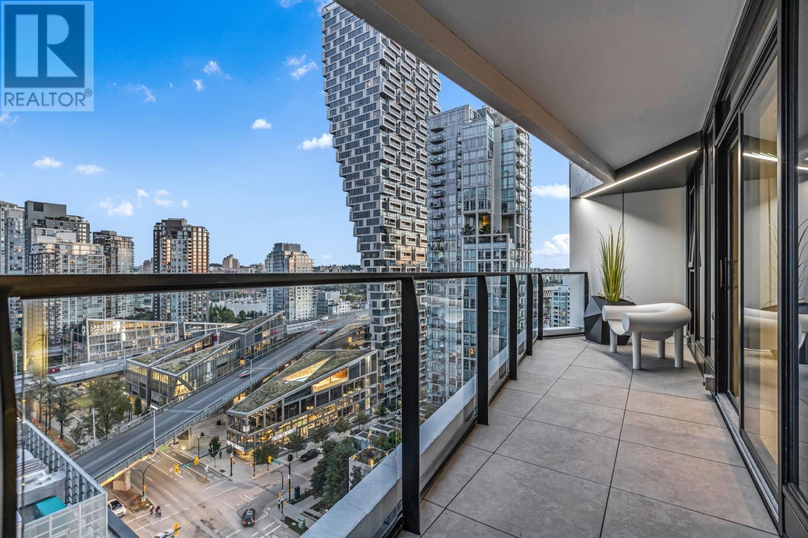 Listing Picture 6 of 35 : 1402 889 PACIFIC STREET, Vancouver / 溫哥華 - 魯藝地產 Yvonne Lu Group - MLS Medallion Club Member