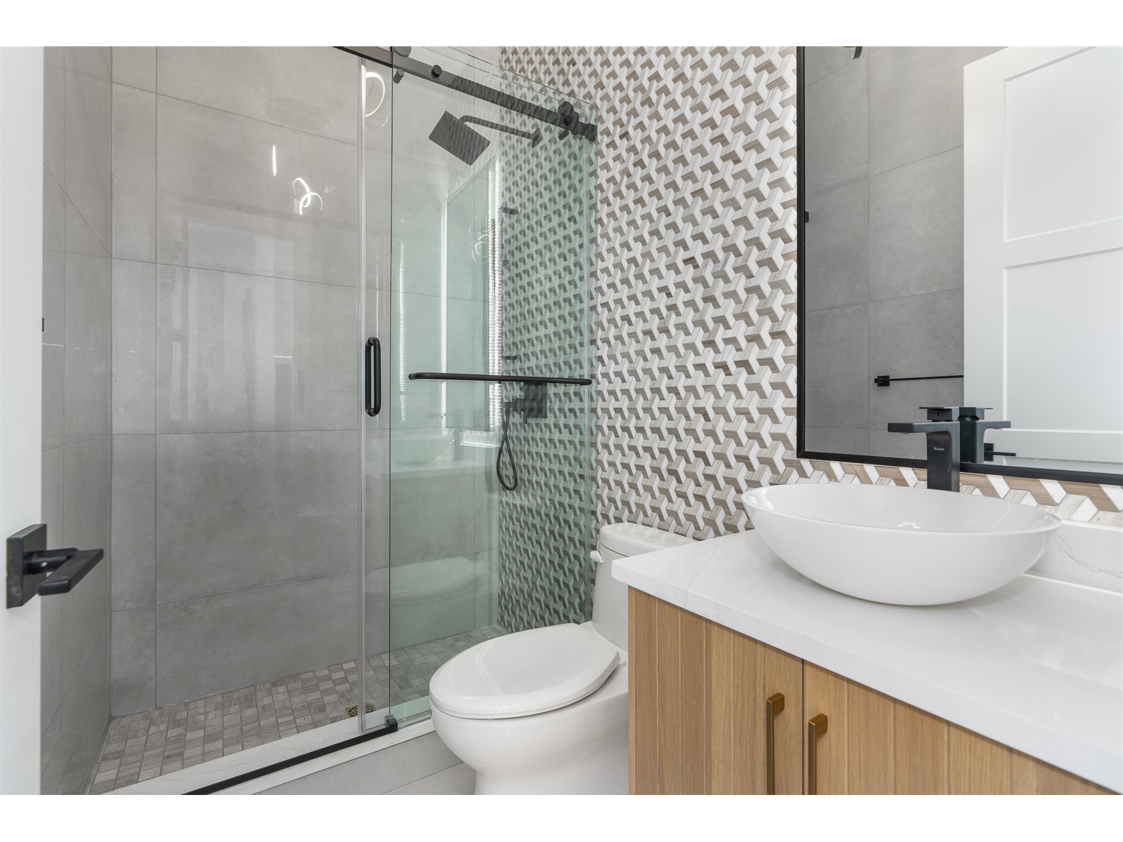 20070 27a Avenue, Langley, British Columbia  V2Z 1X2 - Photo 16 - R2947181