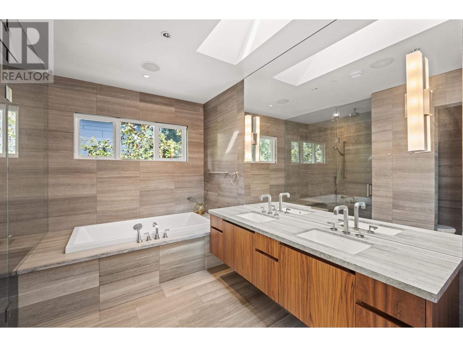 Listing Picture 21 of 40 : 6350 MACDONALD STREET, Vancouver / 溫哥華 - 魯藝地產 Yvonne Lu Group - MLS Medallion Club Member