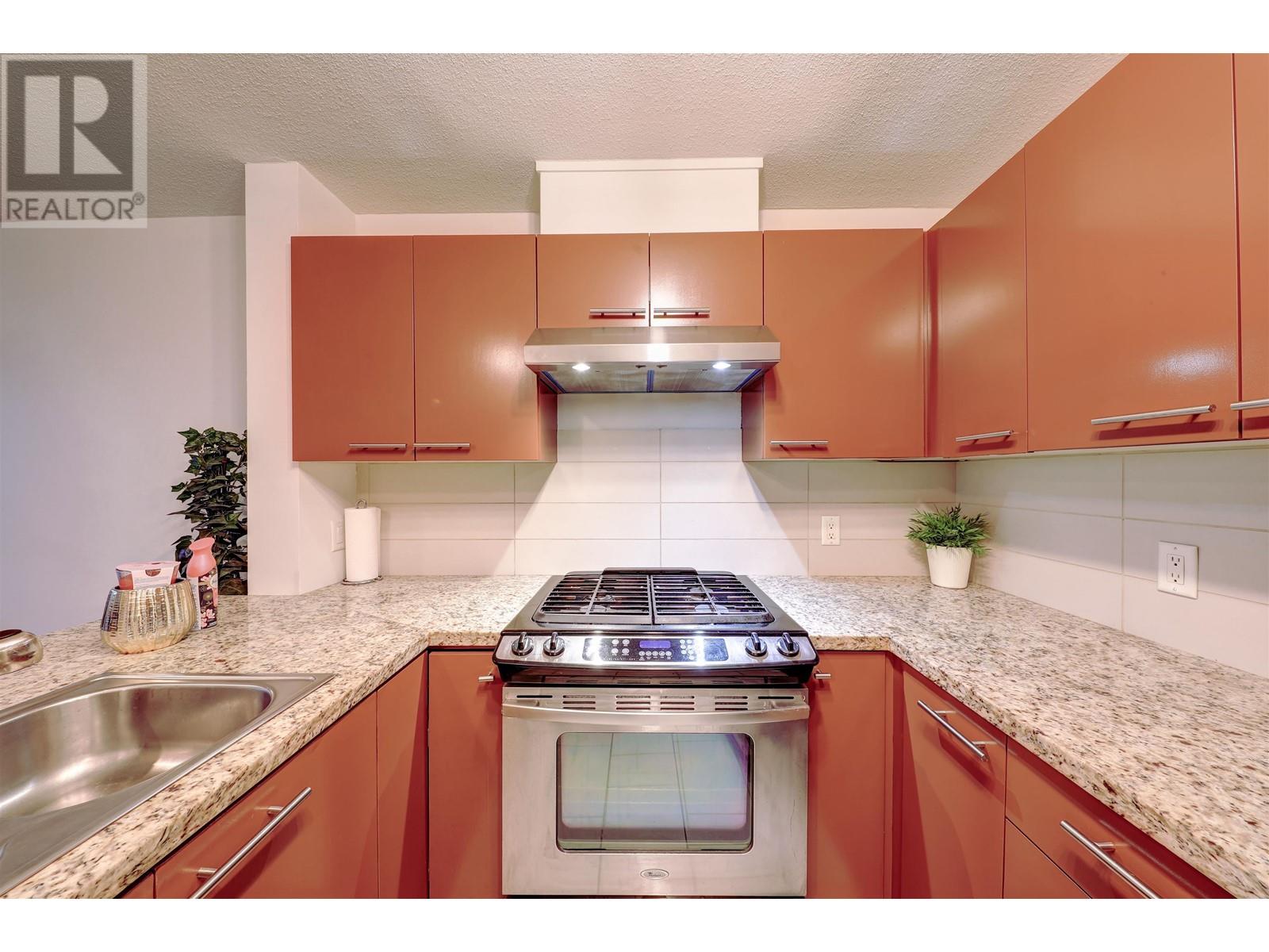 Listing Picture 2 of 22 : 306 9171 FERNDALE ROAD, Richmond / 烈治文 - 魯藝地產 Yvonne Lu Group - MLS Medallion Club Member