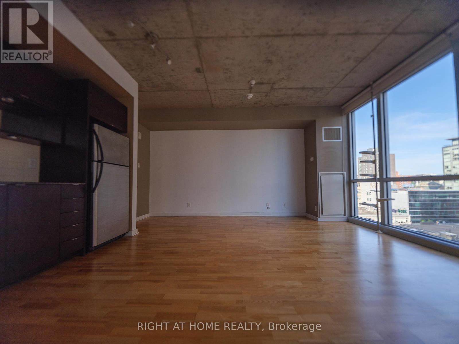 Property at 615 - 324 LAURIER AVENUE W image 2