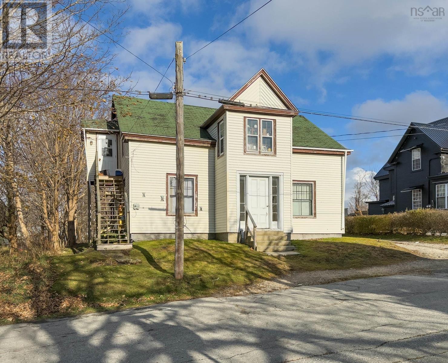 2 Walker Street, Yarmouth, Nova Scotia  B5A 2N2 - Photo 2 - 202427540