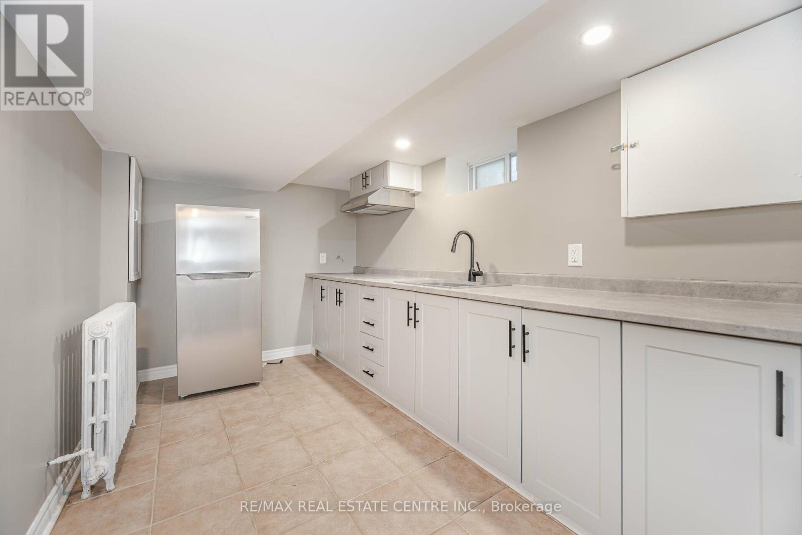 C - 255 Lakeshore Road E, Mississauga, Ontario  L5G 1G8 - Photo 16 - W11546405