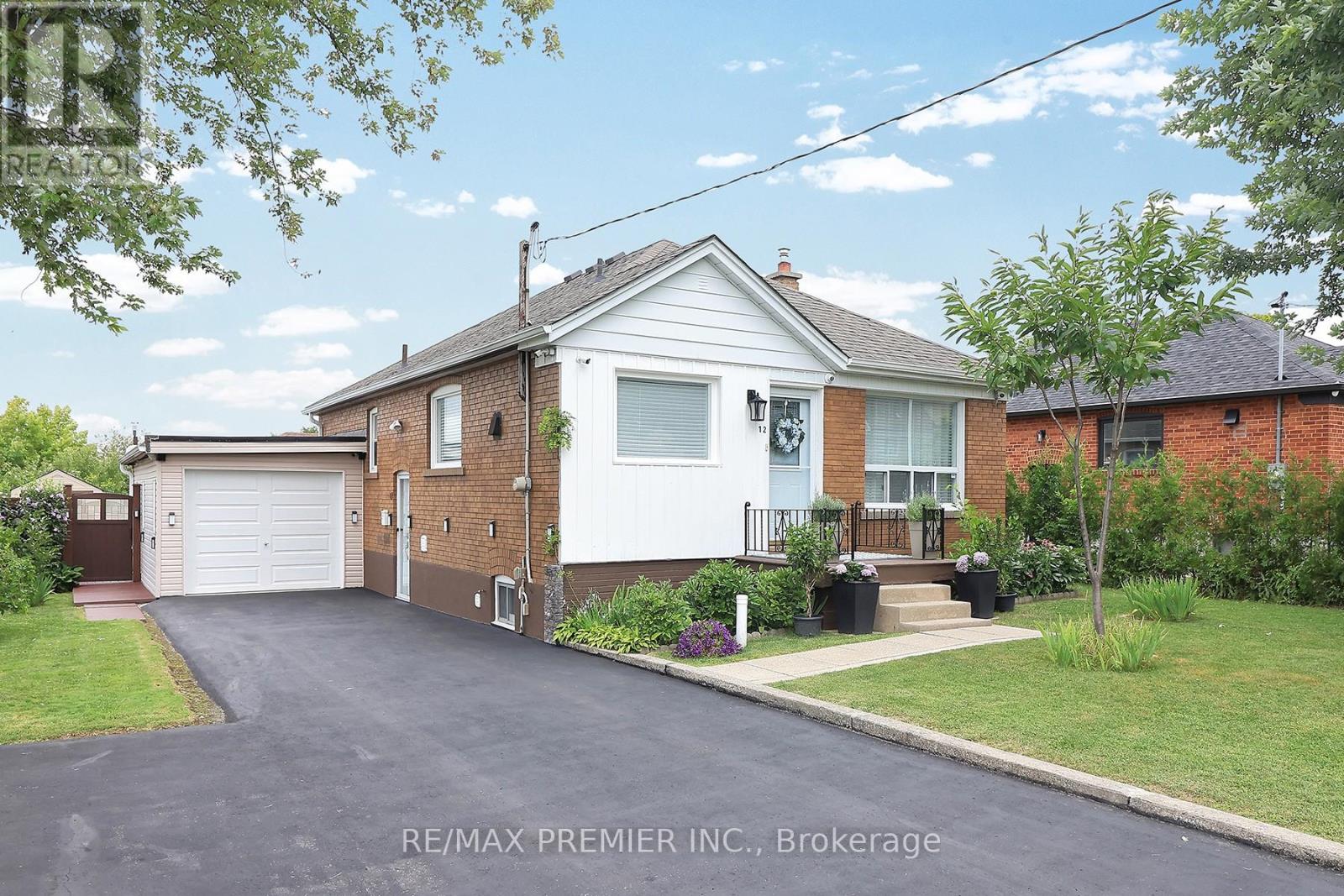 12 Forthbridge Crescent, Toronto (Downsview-Roding-Cfb), Ontario  M3M 2A1 - Photo 2 - W11546804