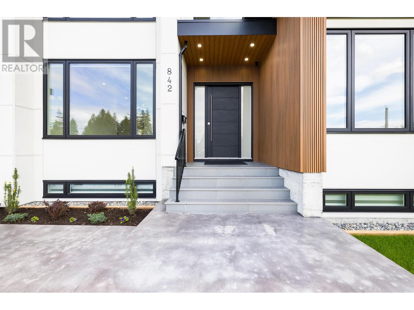 842 Runnymede Avenue, Coquitlam, British Columbia  V3J 2V2 - Photo 3 - R2947784