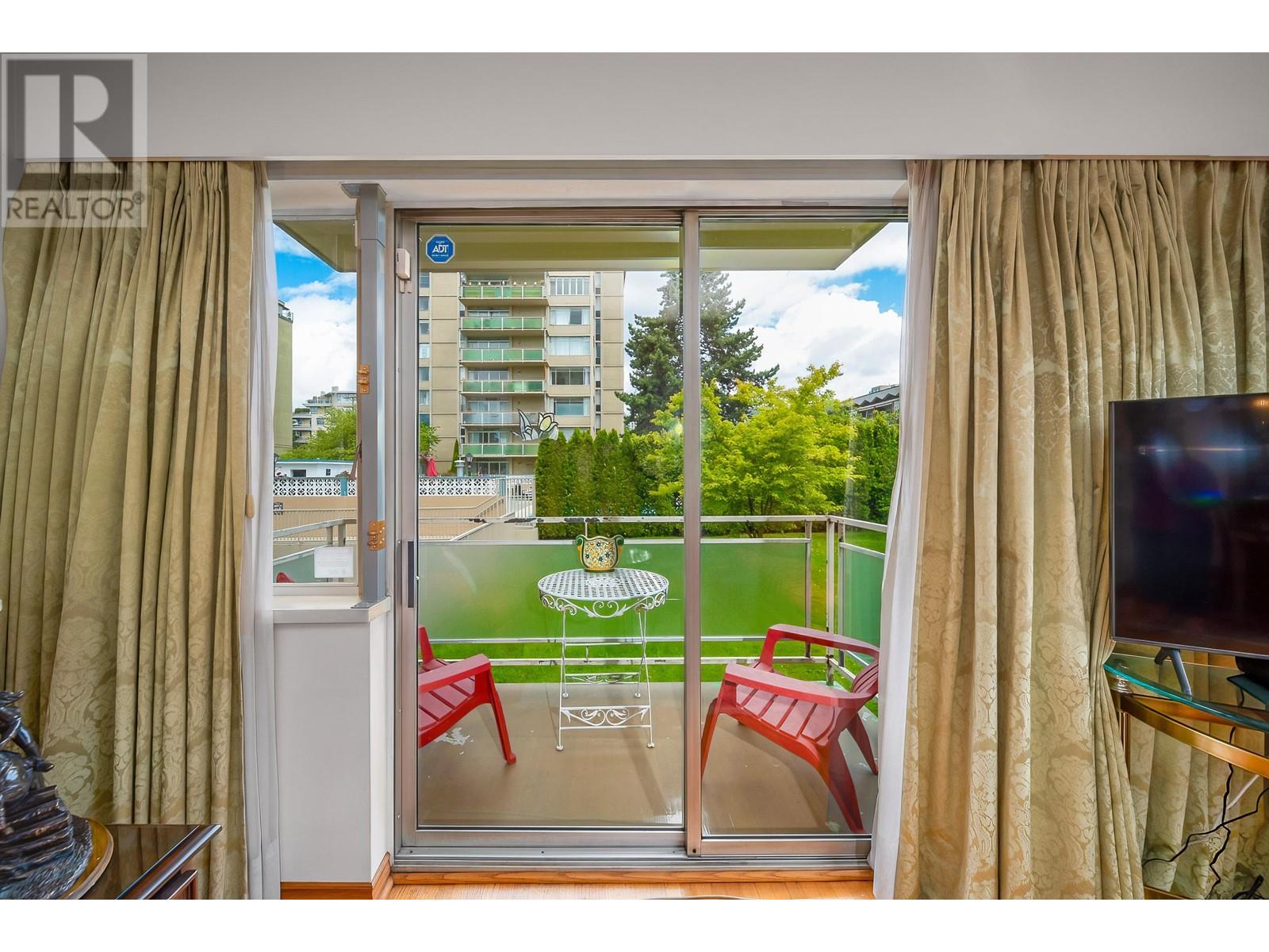 Listing Picture 7 of 31 : 206 2409 W 43RD AVENUE, Vancouver / 溫哥華 - 魯藝地產 Yvonne Lu Group - MLS Medallion Club Member