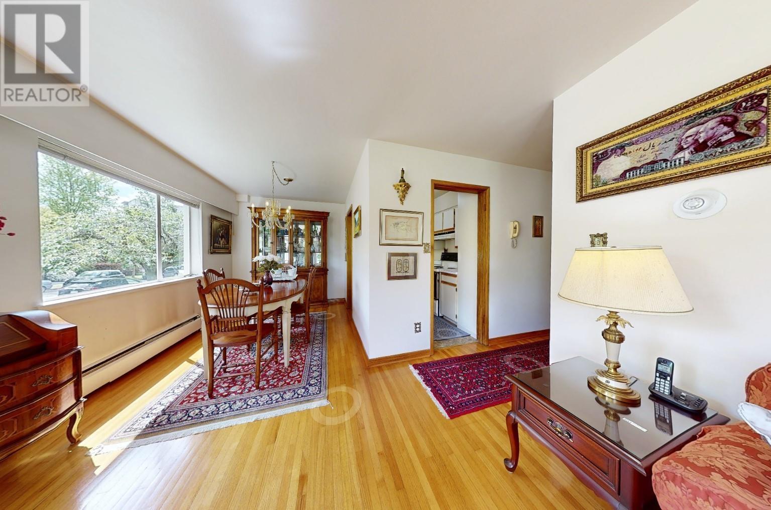 Listing Picture 3 of 31 : 206 2409 W 43RD AVENUE, Vancouver / 溫哥華 - 魯藝地產 Yvonne Lu Group - MLS Medallion Club Member