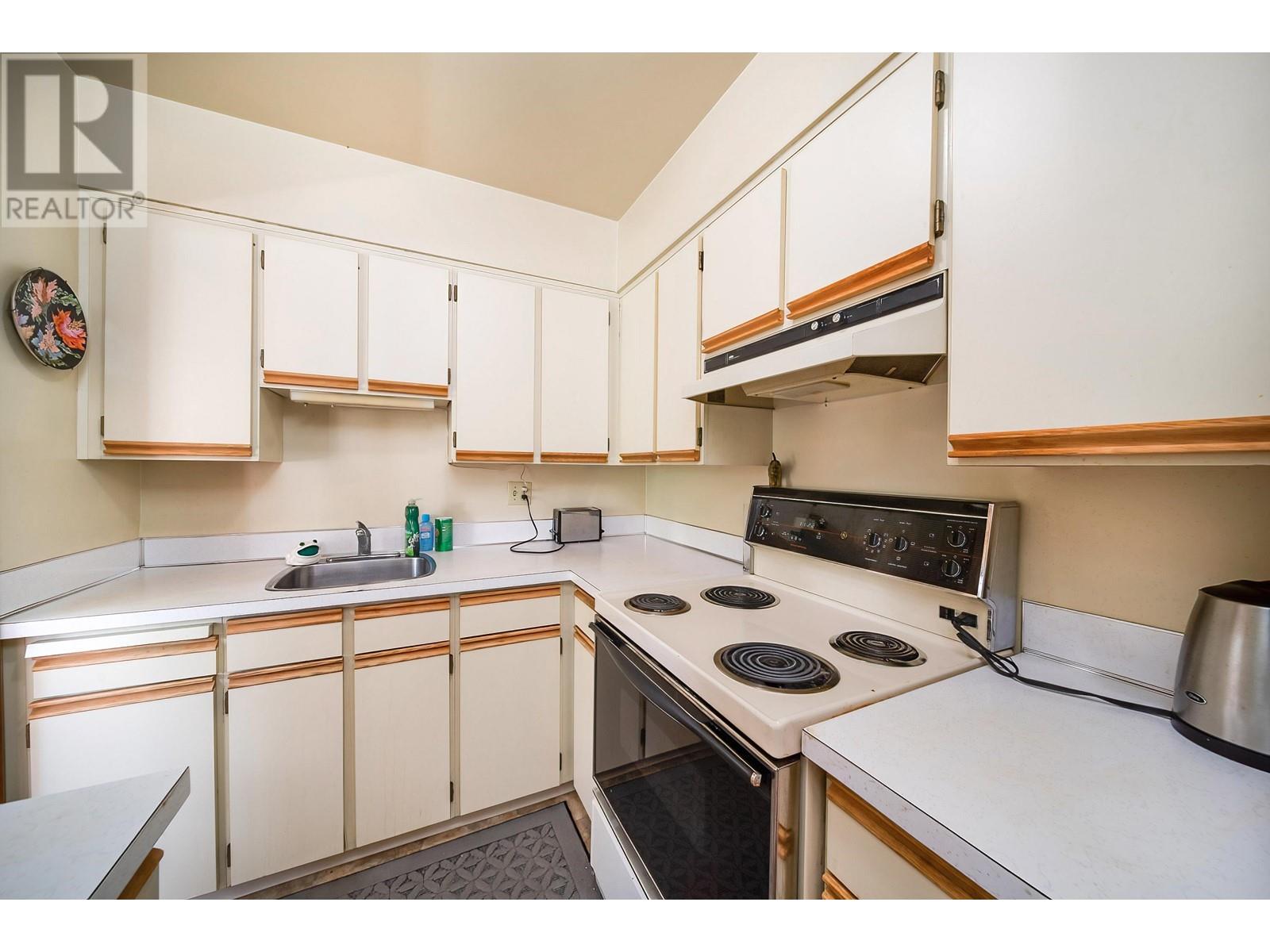 Listing Picture 18 of 31 : 206 2409 W 43RD AVENUE, Vancouver / 溫哥華 - 魯藝地產 Yvonne Lu Group - MLS Medallion Club Member