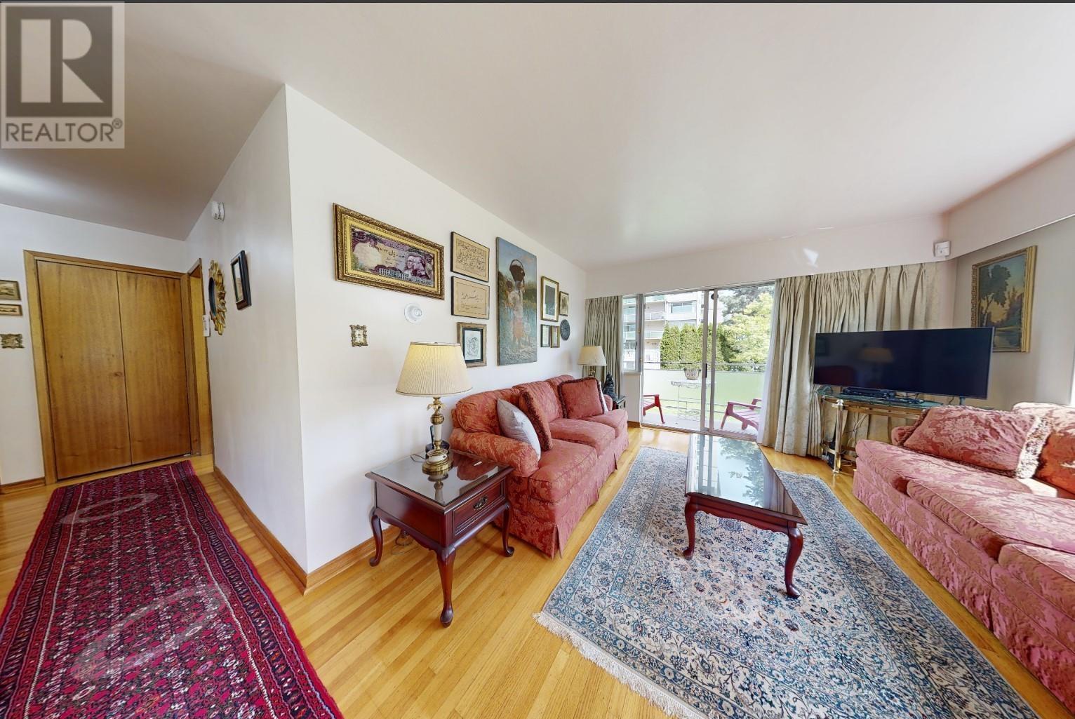 Listing Picture 2 of 31 : 206 2409 W 43RD AVENUE, Vancouver / 溫哥華 - 魯藝地產 Yvonne Lu Group - MLS Medallion Club Member