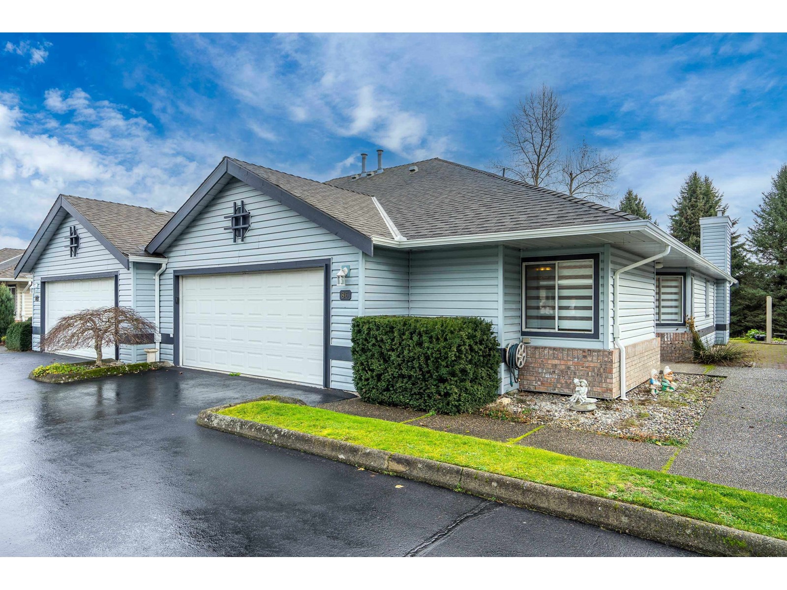 5550 Langley 86 Langley, British Columbia Riverwynde is a rare bungalow-style gated townhouse community, nestled in a peaceful park-like environment at the heart of Langley. It's ideally located near shopping, dining, health care services, and public transit. The charming back patio offers a stunning view of the private, expansive greenspace. Enjoy your retirement with friendly neighbors, a secure atmosphere, and engaging social events at the club house. This home is move-in ready featuring fresh paint, new flooring and updated blinds. Ample storage includes a crawl space and double car garage with attic. Abundant south-facing windows fill the home with natural light! Primary suite boasts a luxurious soaker tub and spacious walk-in closet. Sorry no pets allowed. Easy to show! (id:48254)