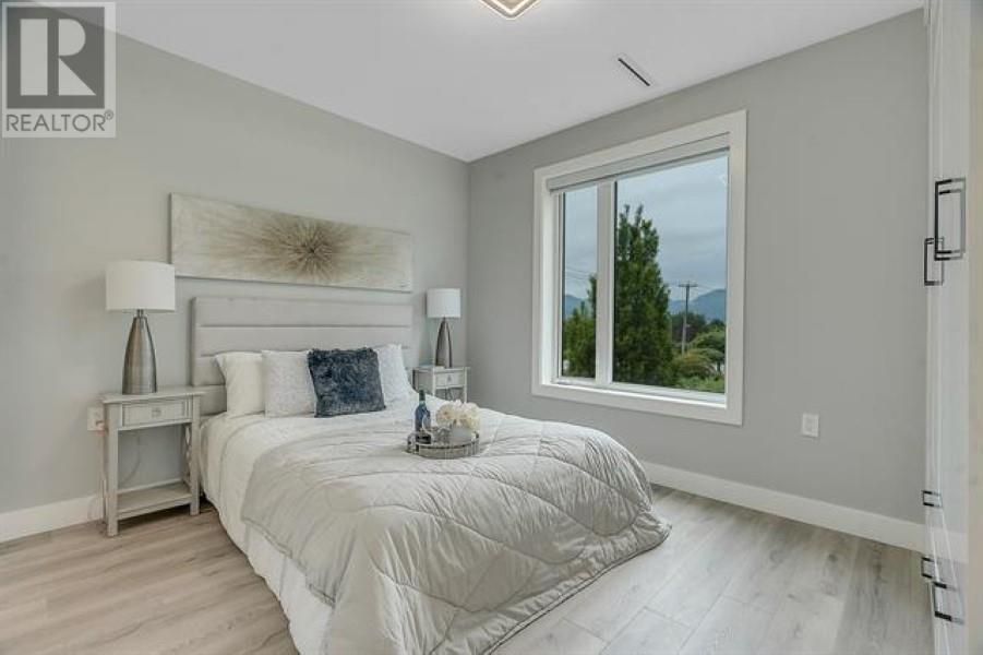 Listing Picture 2 of 19 : 1 2710 E 1ST AVE AVENUE, Vancouver / 溫哥華 - 魯藝地產 Yvonne Lu Group - MLS Medallion Club Member