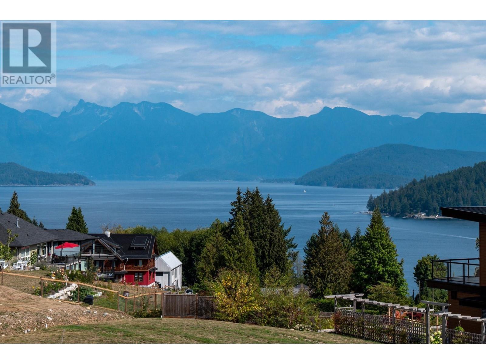 783 Courtney Road, Gibsons, British Columbia V0N 1V1 - Photo 1 - R2947975
