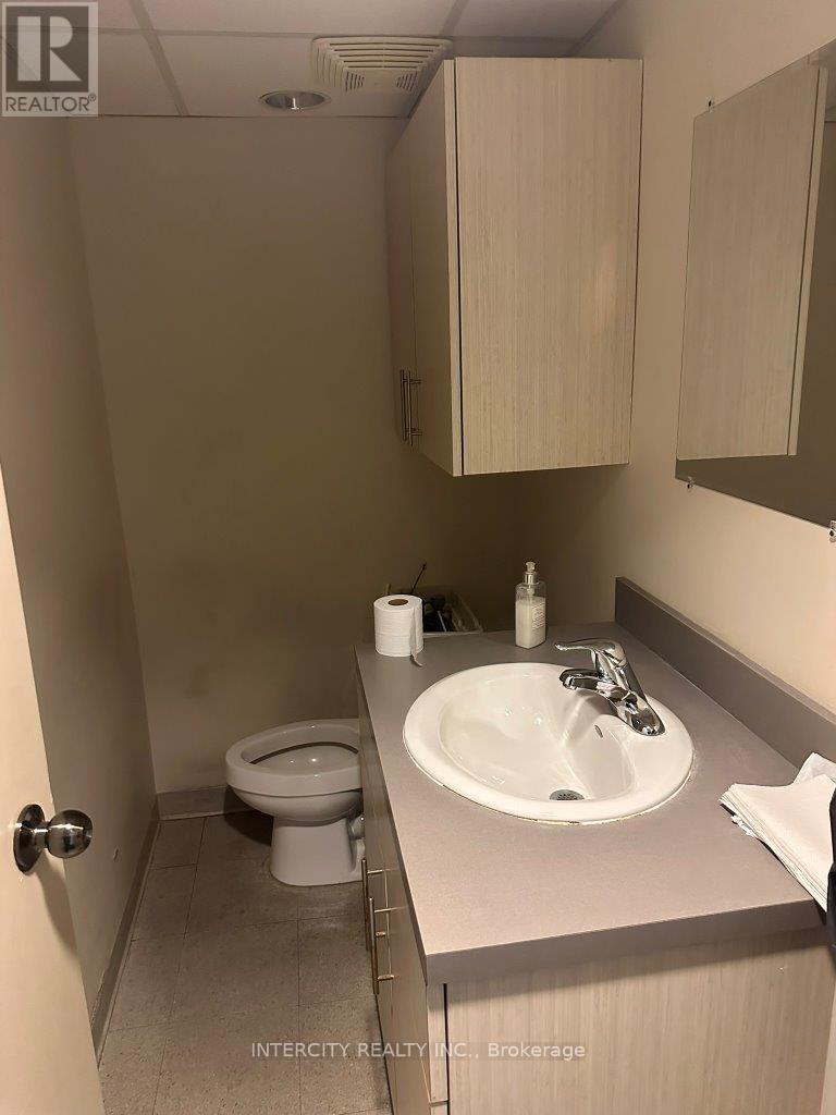 2nd Flr - 627 Bloor Street W, Toronto, Ontario  M6G 1K8 - Photo 32 - C10411526